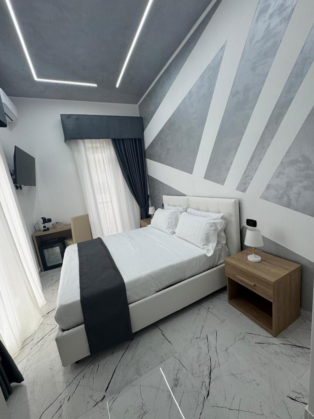 HOTIDAY Room Collection - Napoli Centro Storico Deluxe Double Room