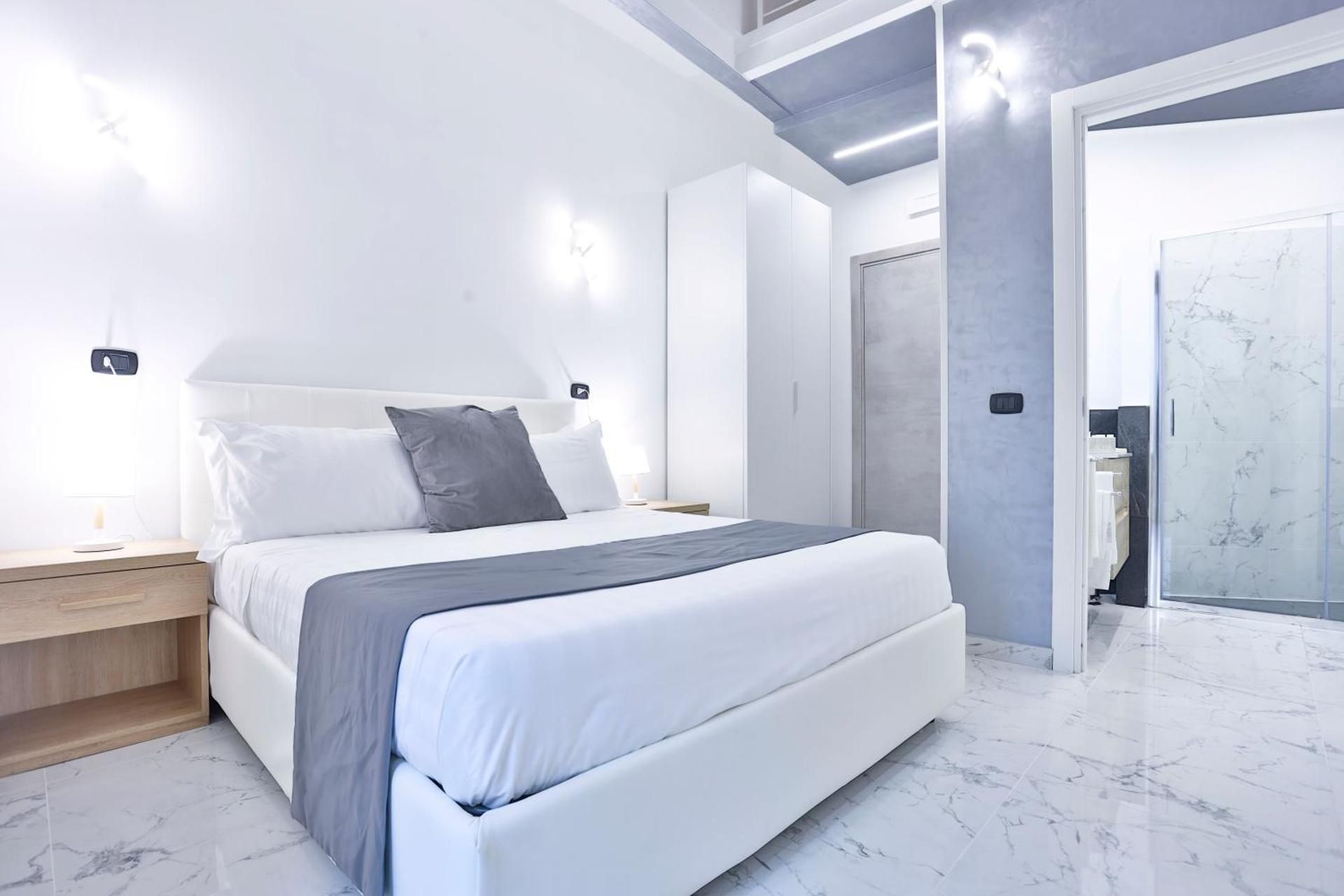 HOTIDAY Room Collection - Napoli Centro Storico Deluxe Double Room 2