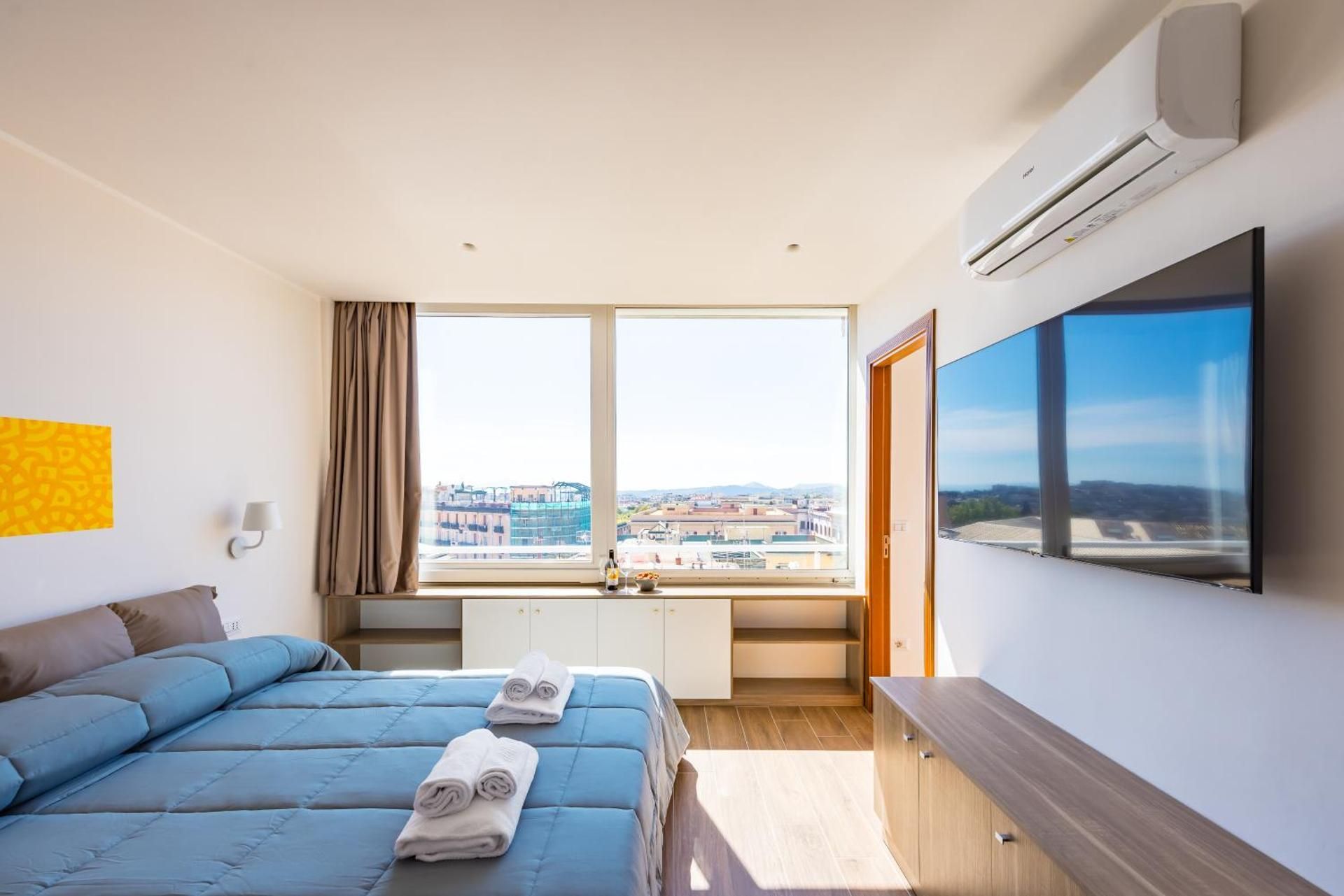 Deluxe Double Room with Side Sea View