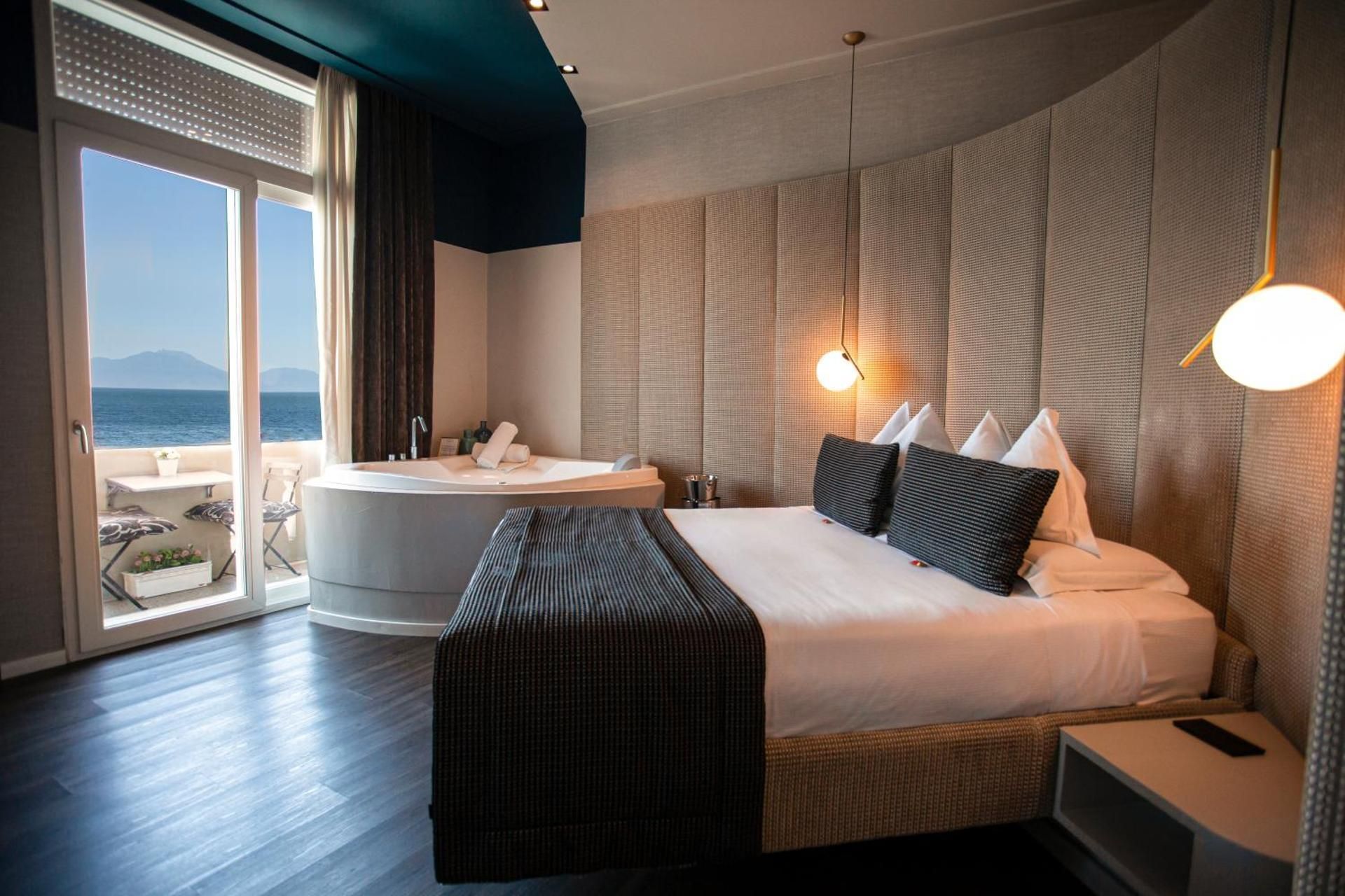 Suite with Hot Tub and Sea View