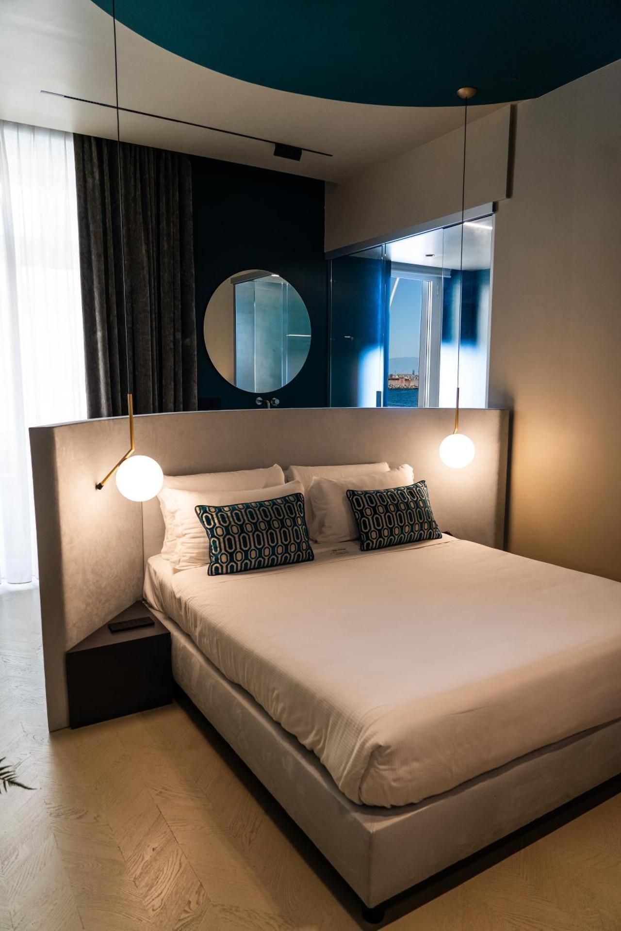 Junior Suite with Side Sea View, Jacuzzi and Balcony