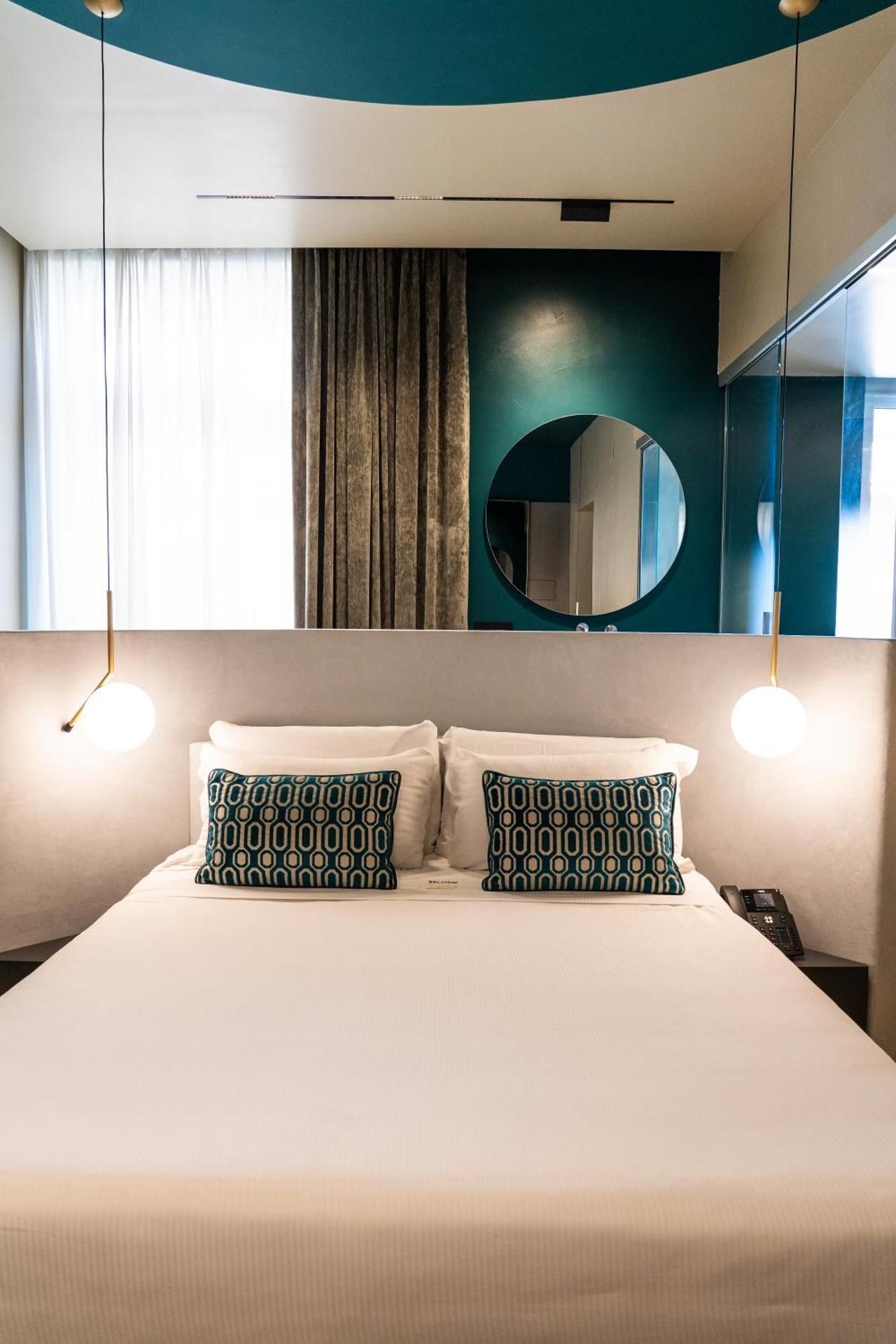 Junior Suite with Side Sea View, Jacuzzi and Balcony