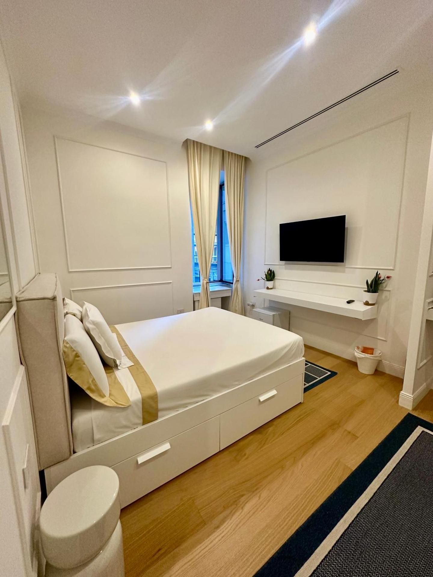 Raffaella Home
