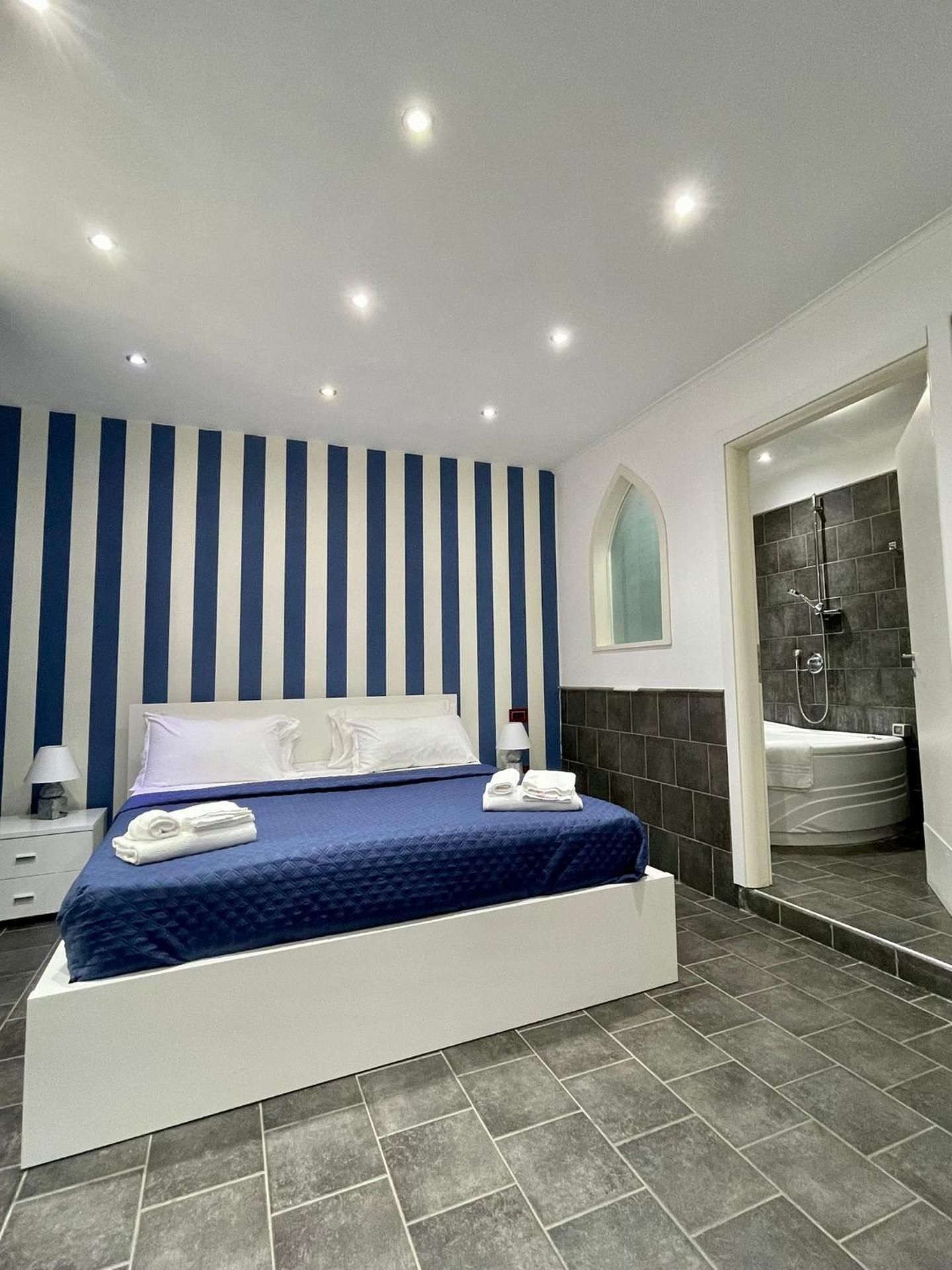 Queen Room with Spa Bath