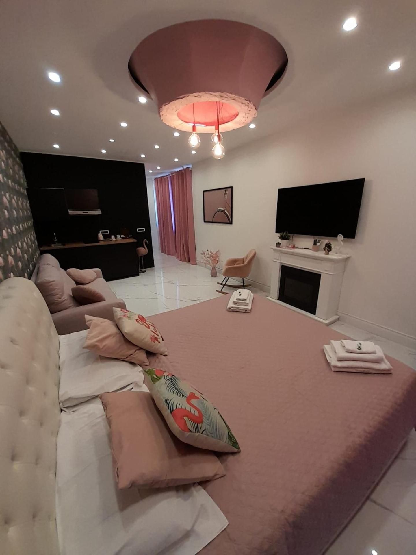 DELUXE APARTMENT