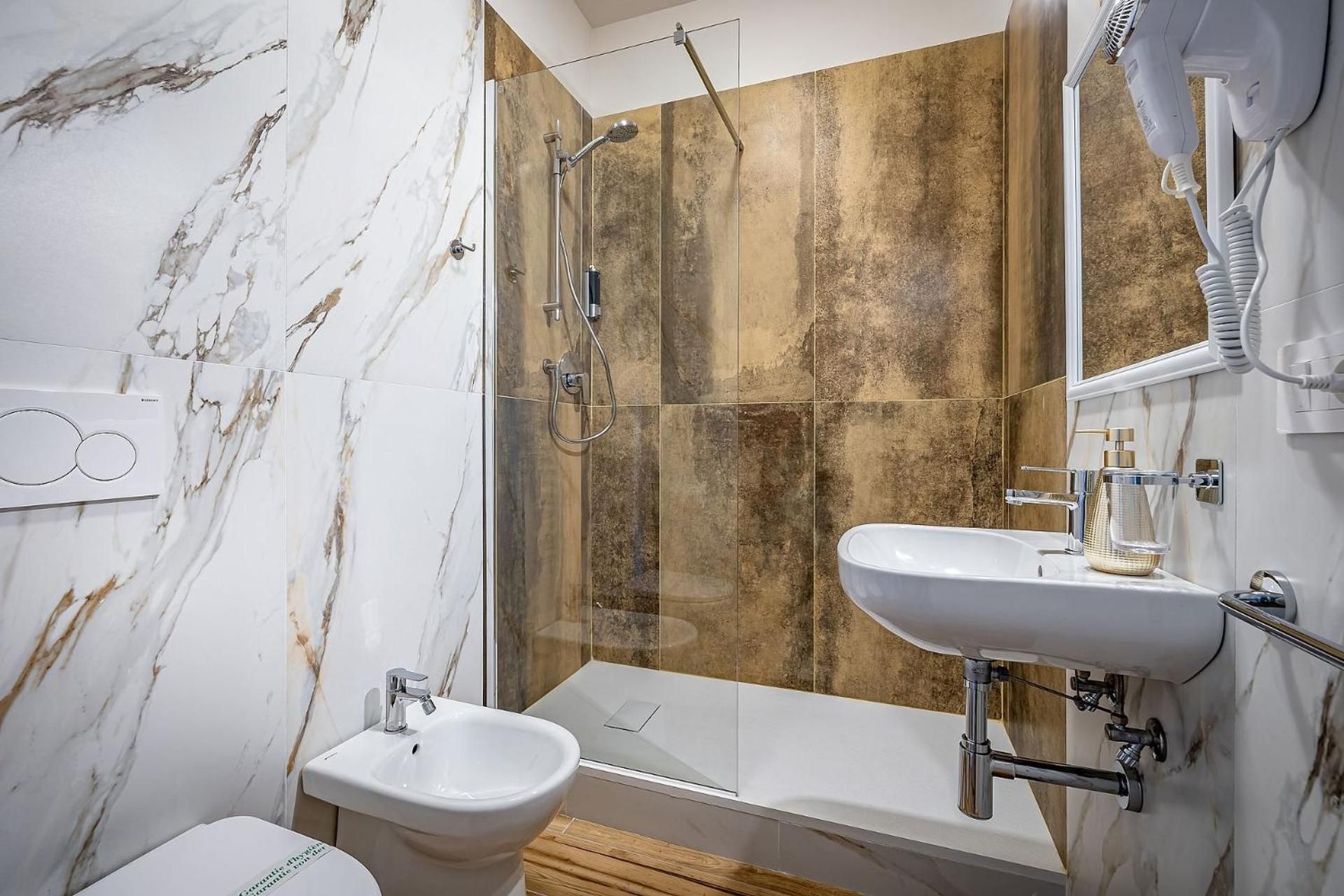 Florence Ventuno B&B Deluxe Double Room with Balcony 3