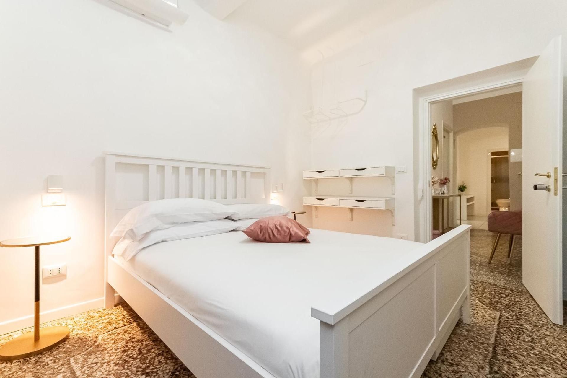 Deluxe Room (1 adult + 1 child)