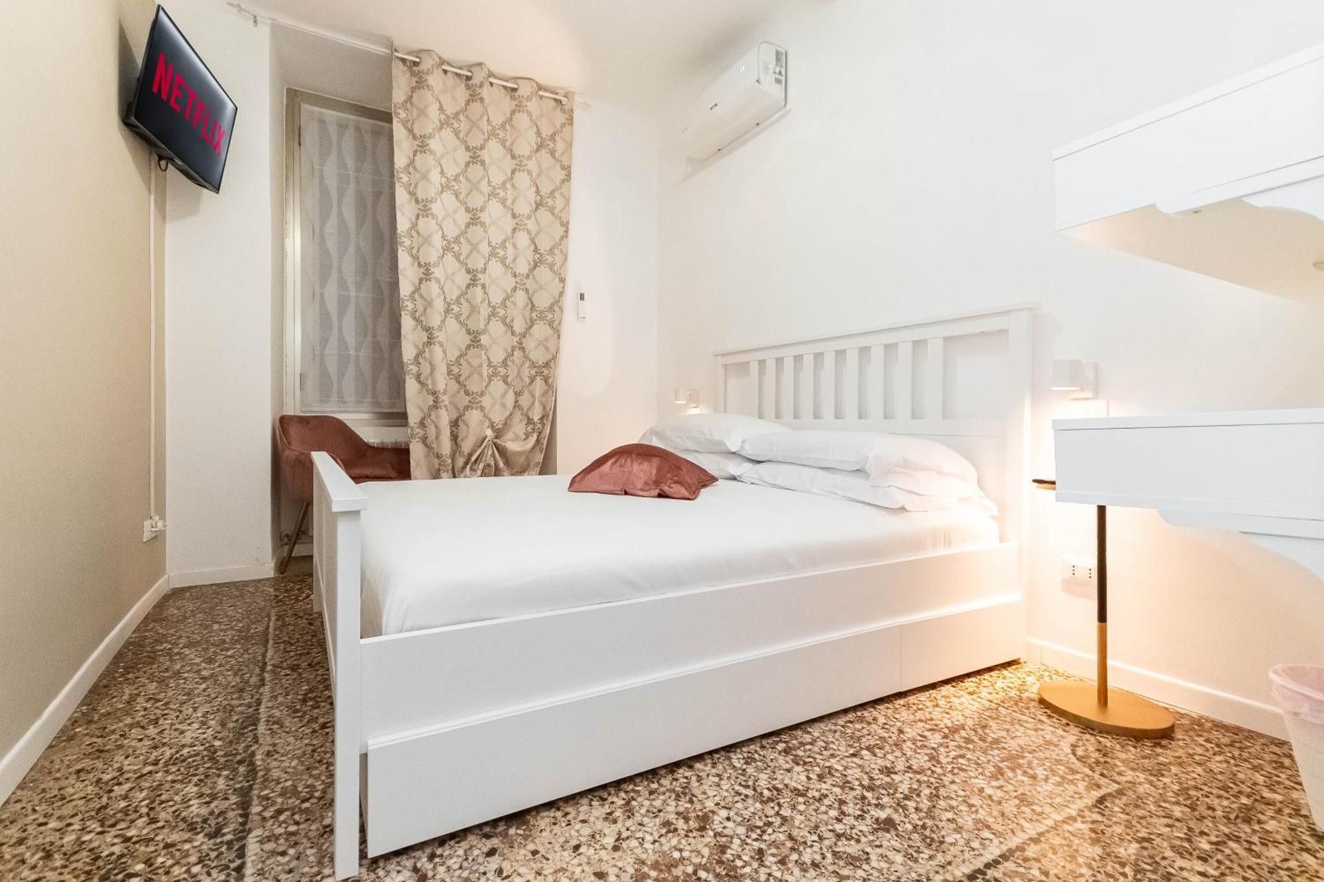 Deluxe Room (1 adult + 1 child)