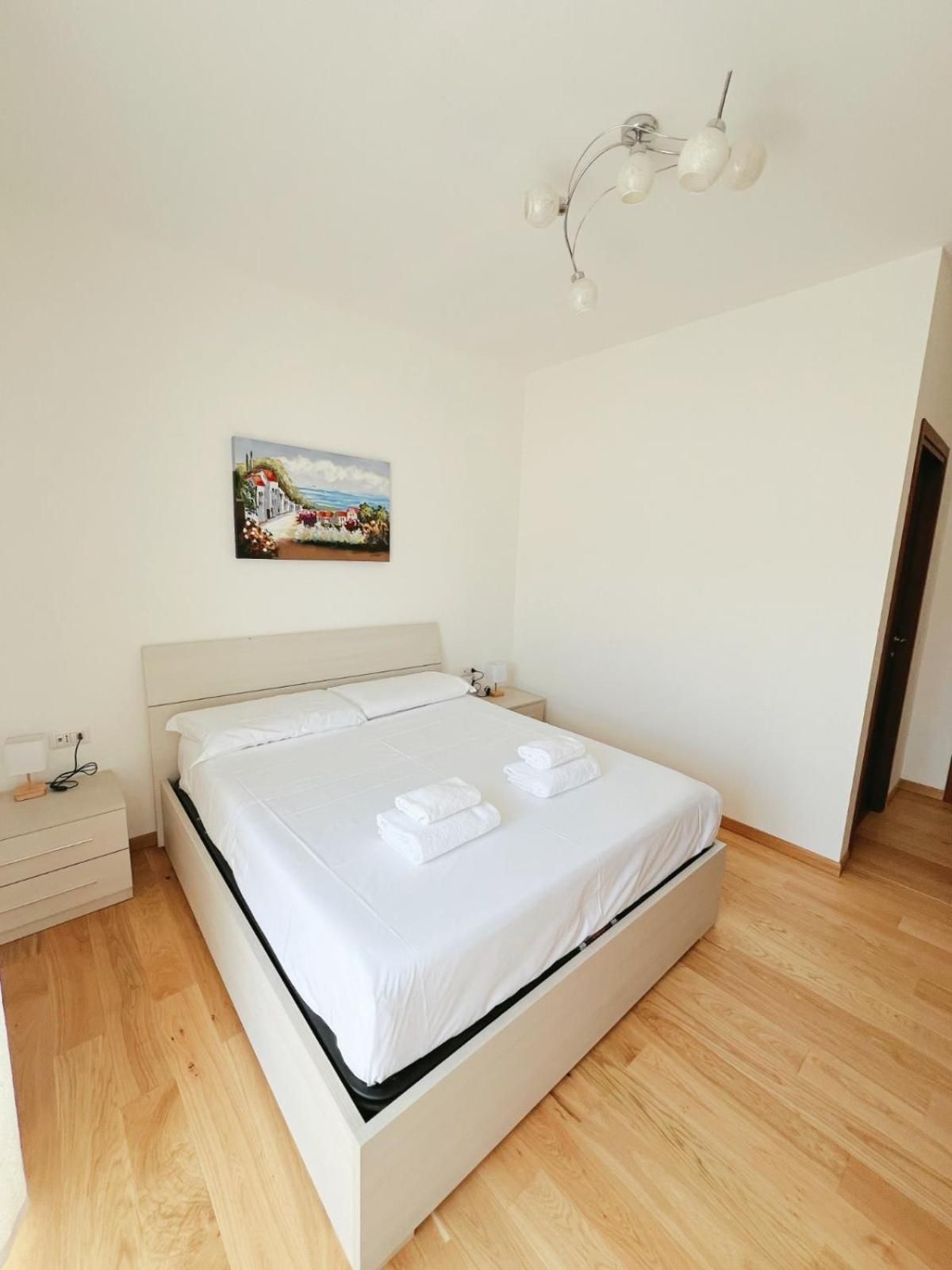 Seveso Milan Central Rooms Double Room with Private Bathroom 2