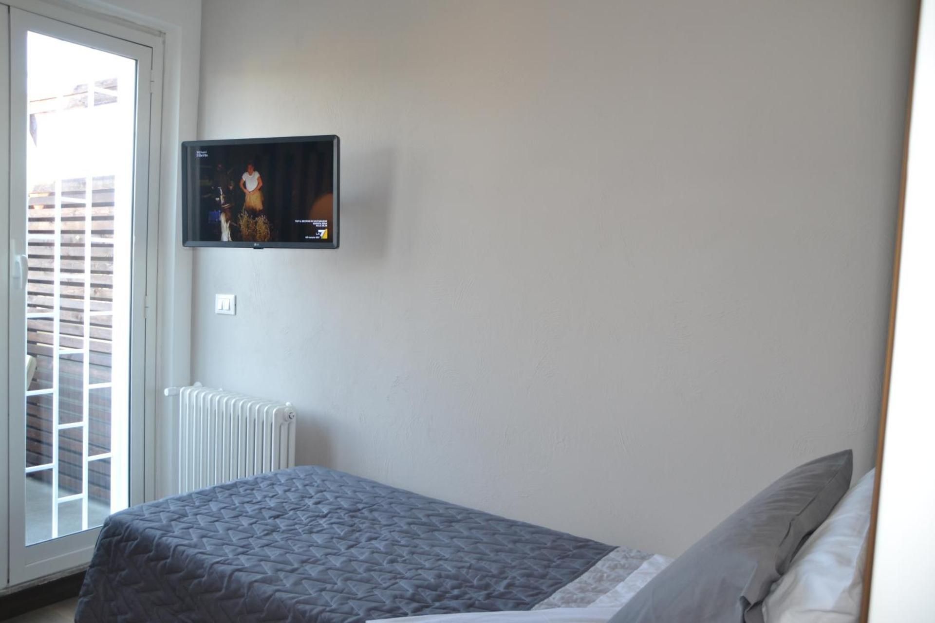 5-Rooms Apartment Single Room with Balcony 3