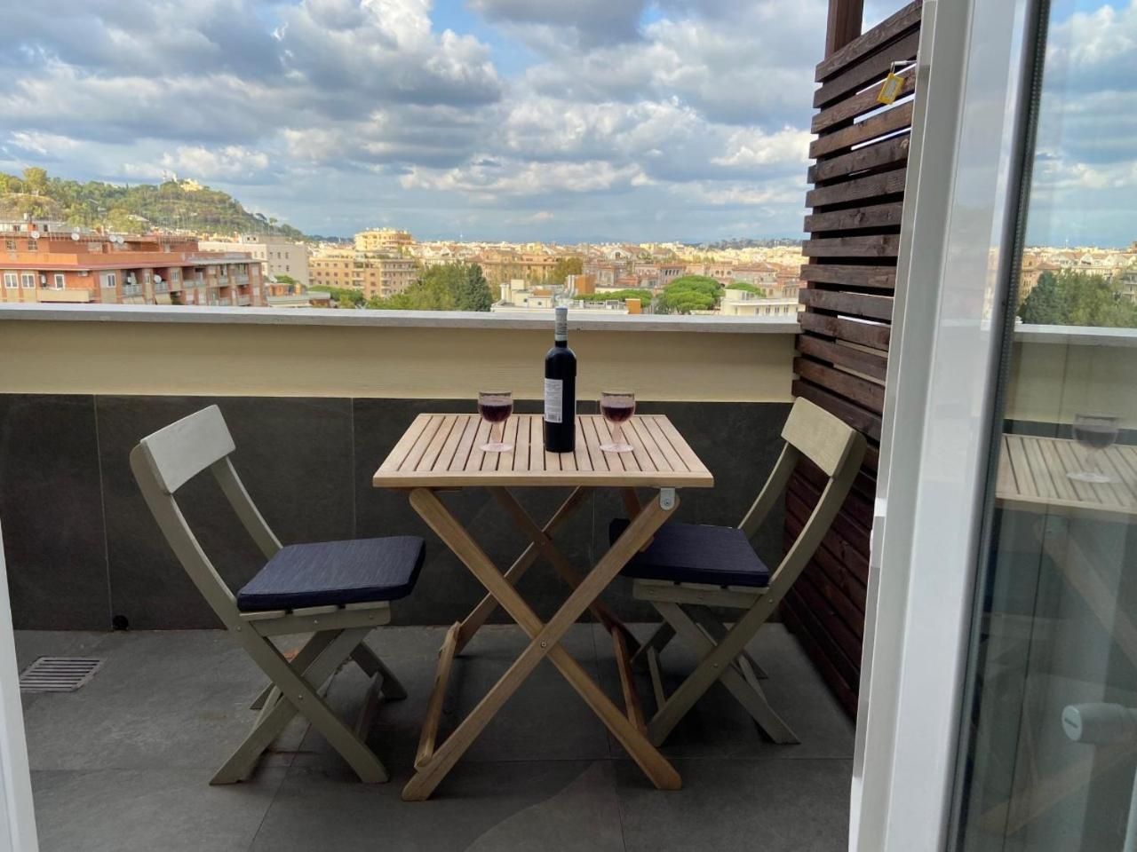 5-Rooms Apartment Single Room with Balcony