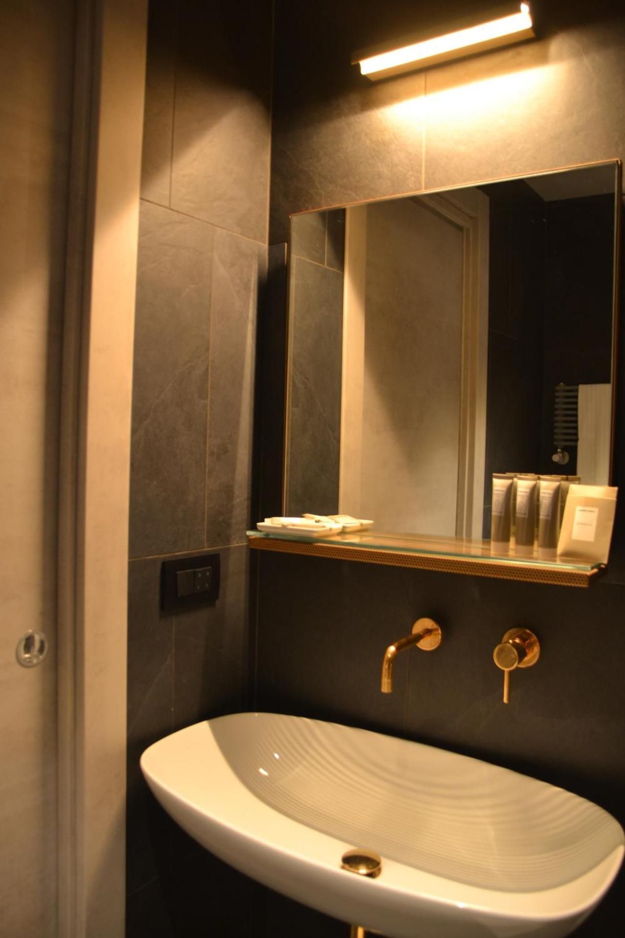 5-Rooms Apartment Single Room with Balcony 2