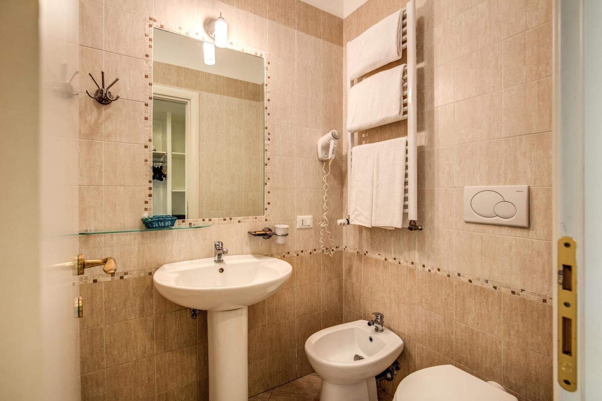 Four Rivers Suites Classic Triple Room 3