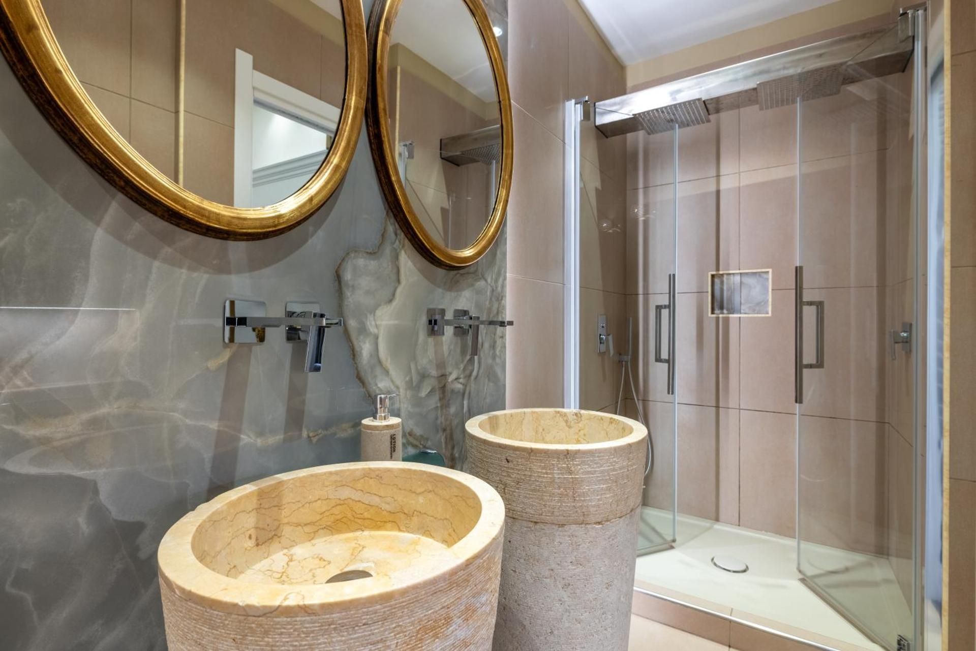 Antiqua Domus Deluxe King Room