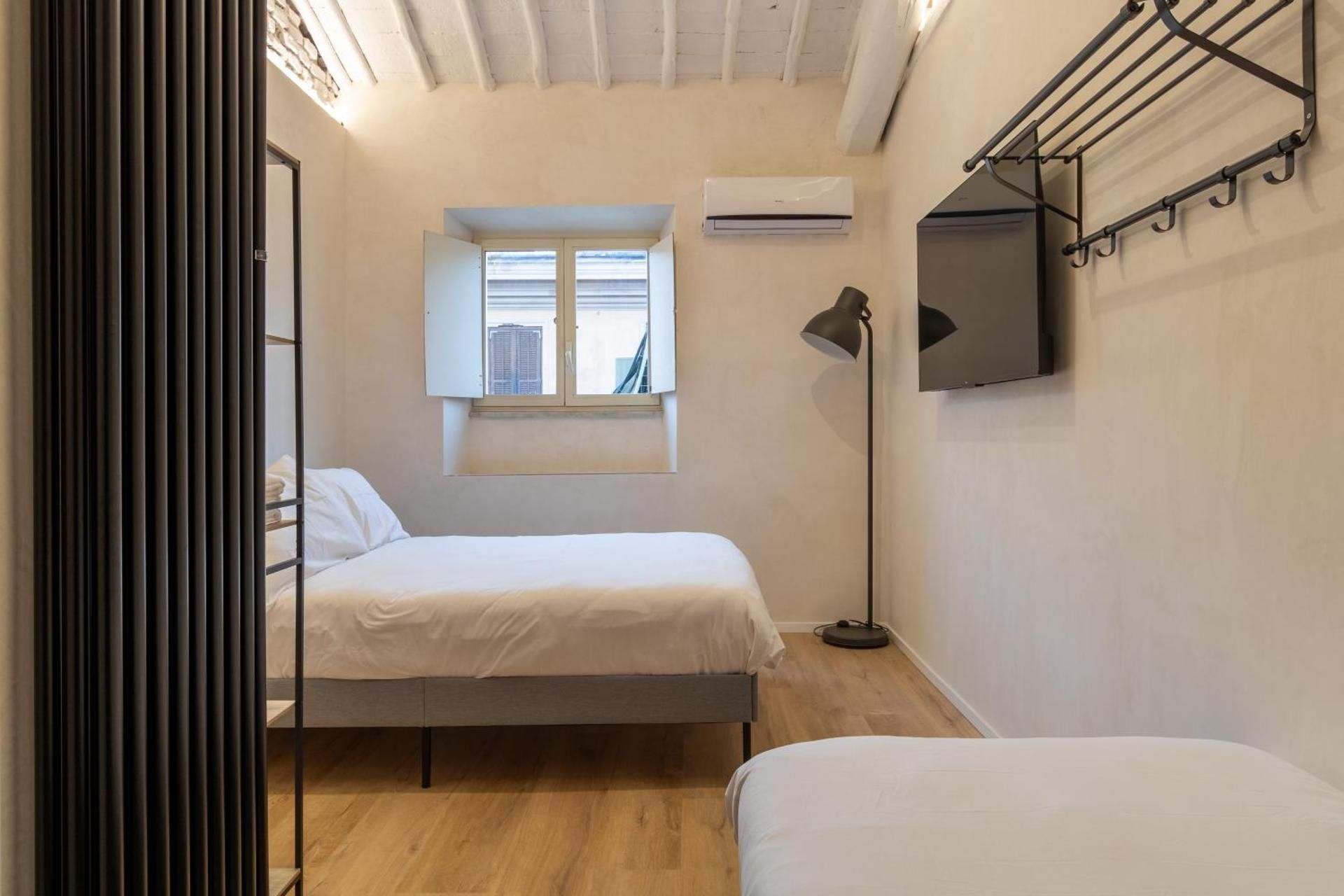 Cunabu Urbano Quadruple Room with Private Bathroom 2