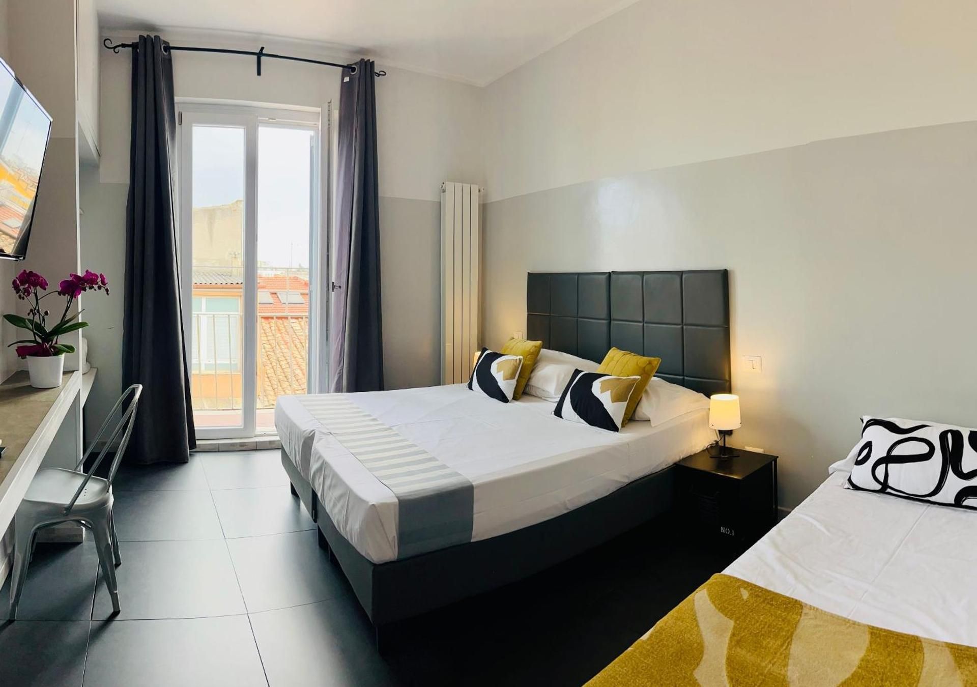 Floor 6 Boutique Rooms by DOT Suites Triple Room with Balcony