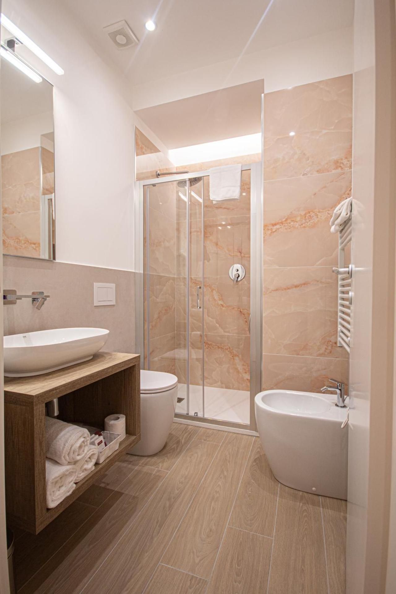 Roxy luxury house Rome Triple Room with Bathroom 2