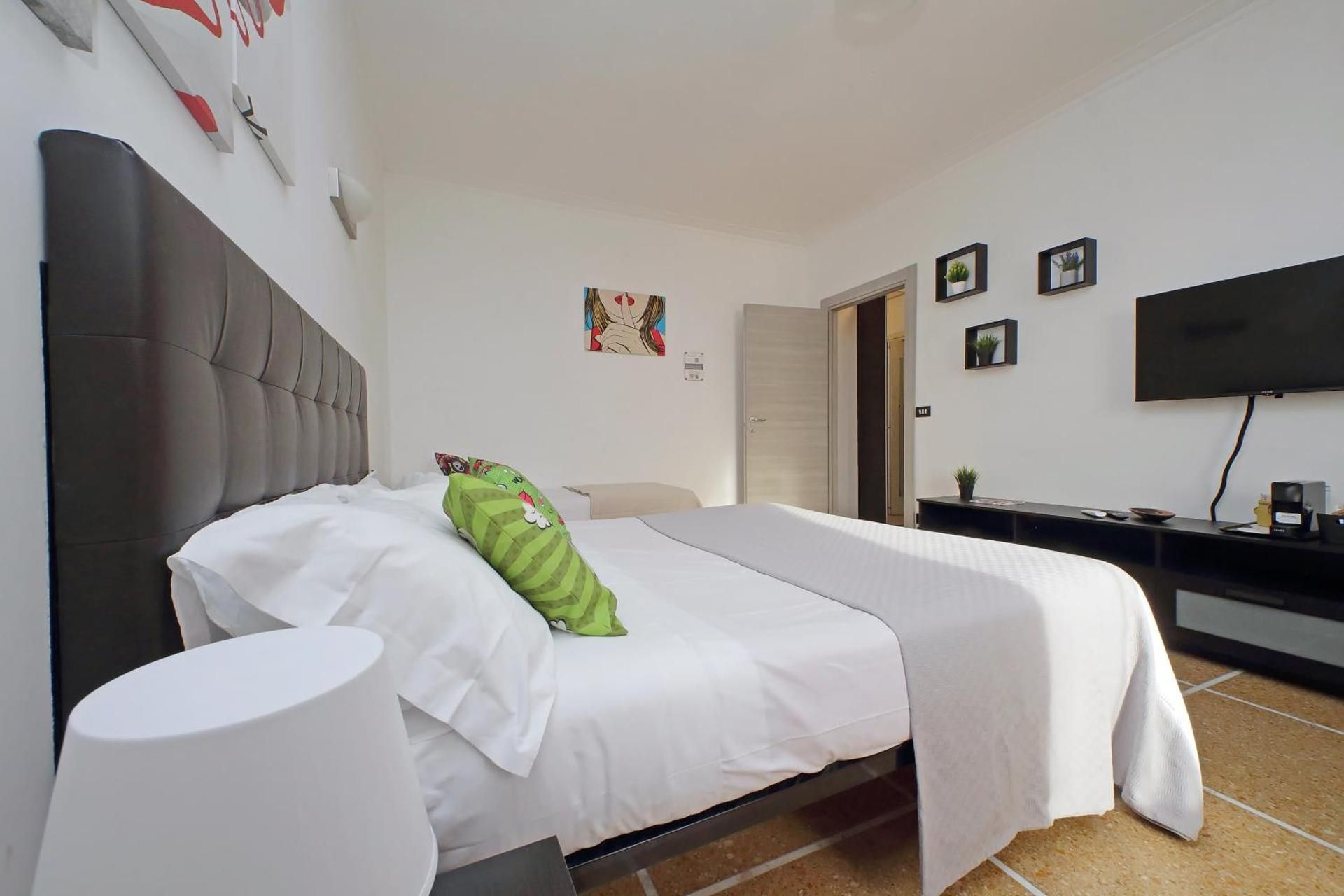 The colours rooms guest house Triple Room with Private Bathroom 2