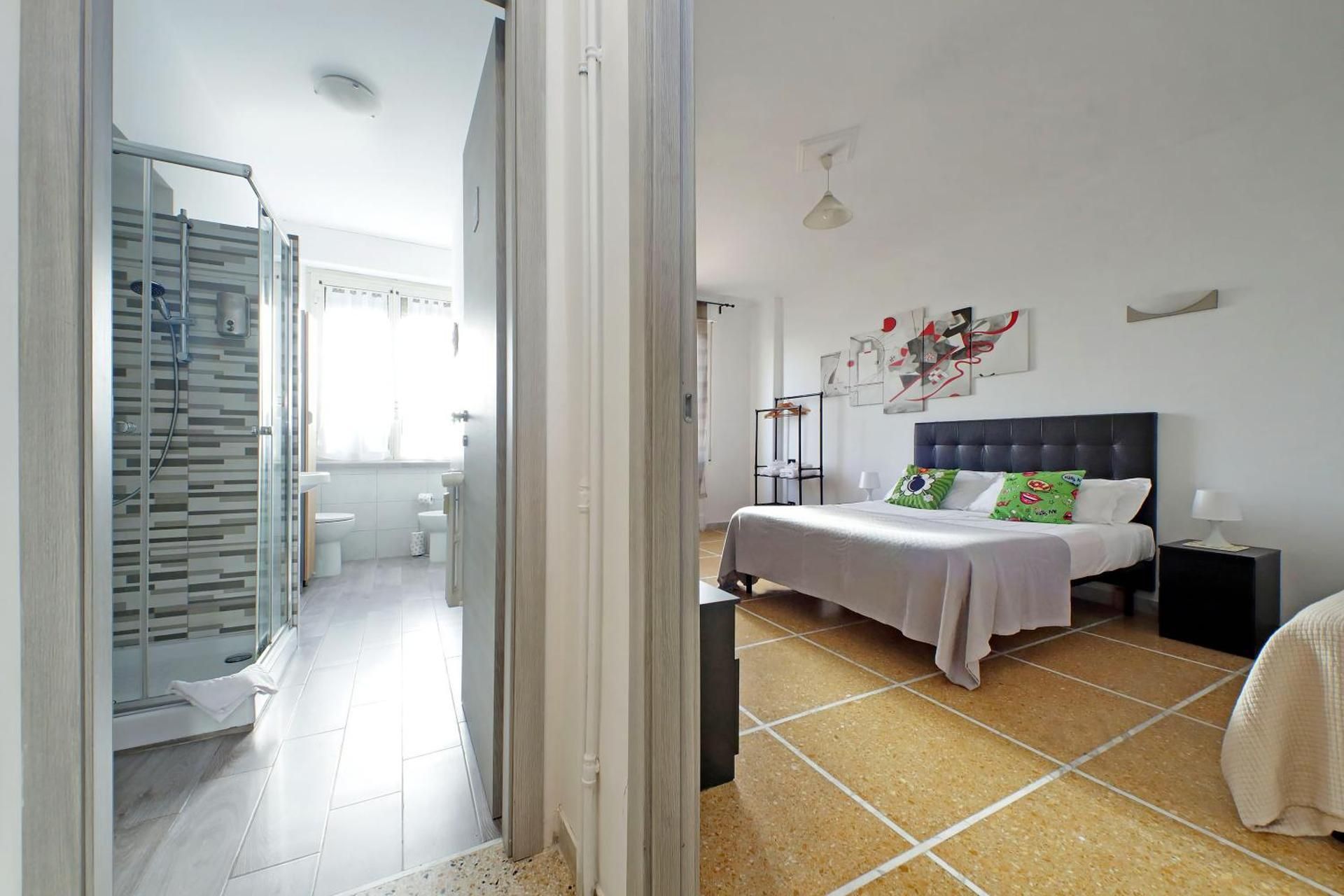 The colours rooms guest house Triple Room with Private Bathroom