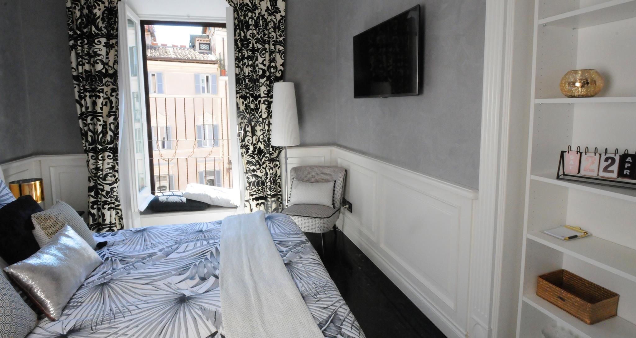 Suite Spagna 29 Superior King Bed Room 3