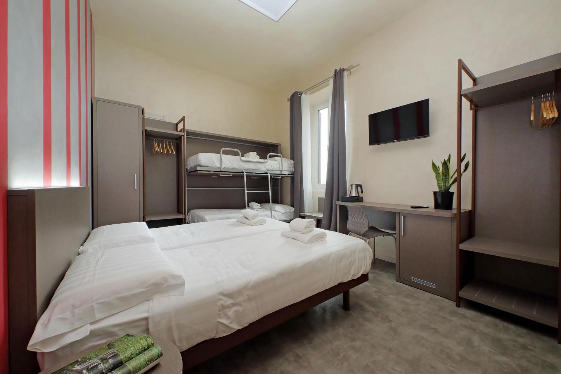 Quadruple Room with Private Bathroom