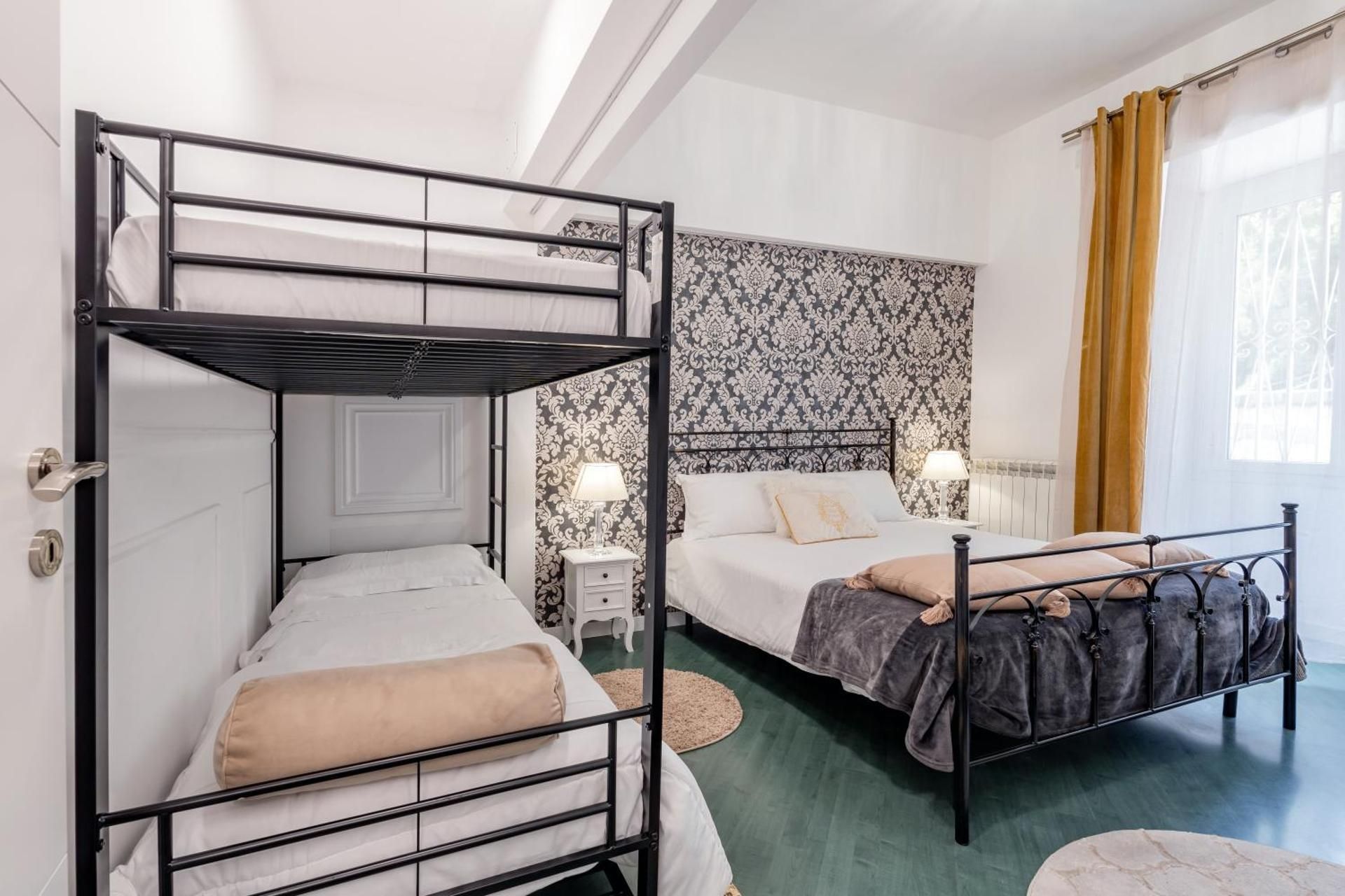 DELUXE APARTMENT