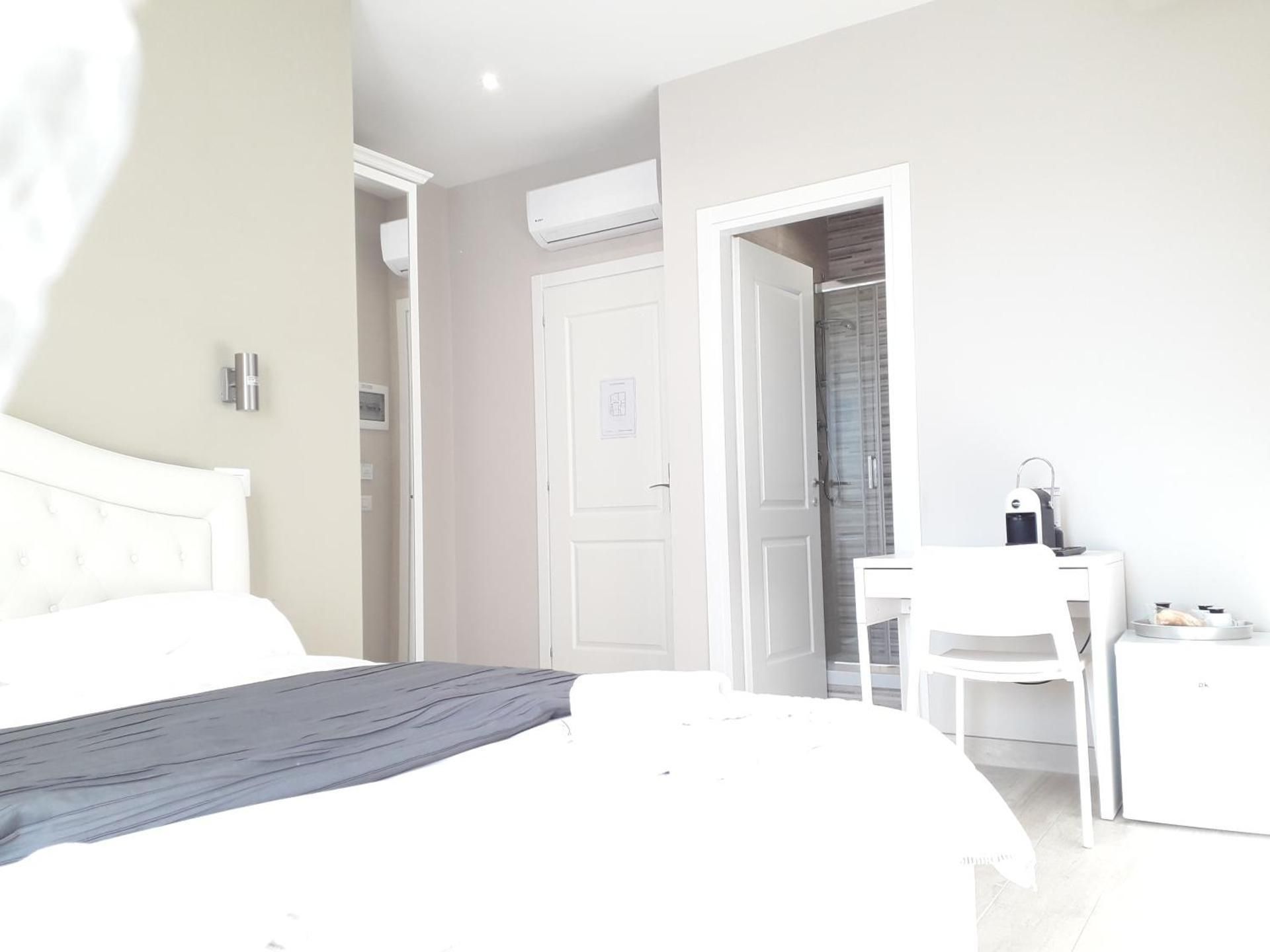 B&B Purple Italy Deluxe Double Room with Balcony 2