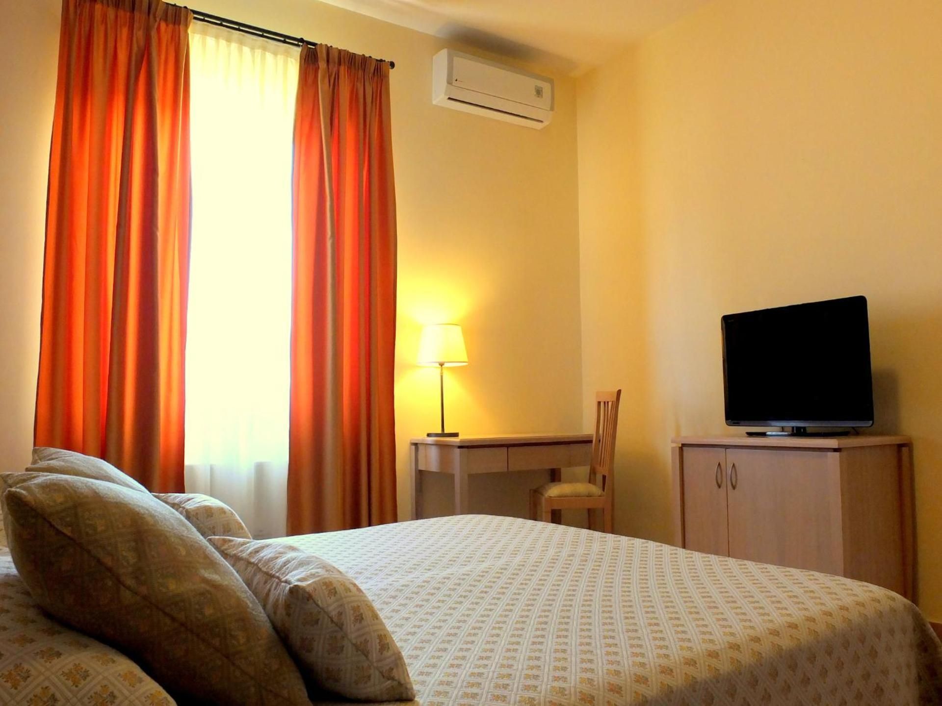 Villa Rosita Deluxe Triple Room 3