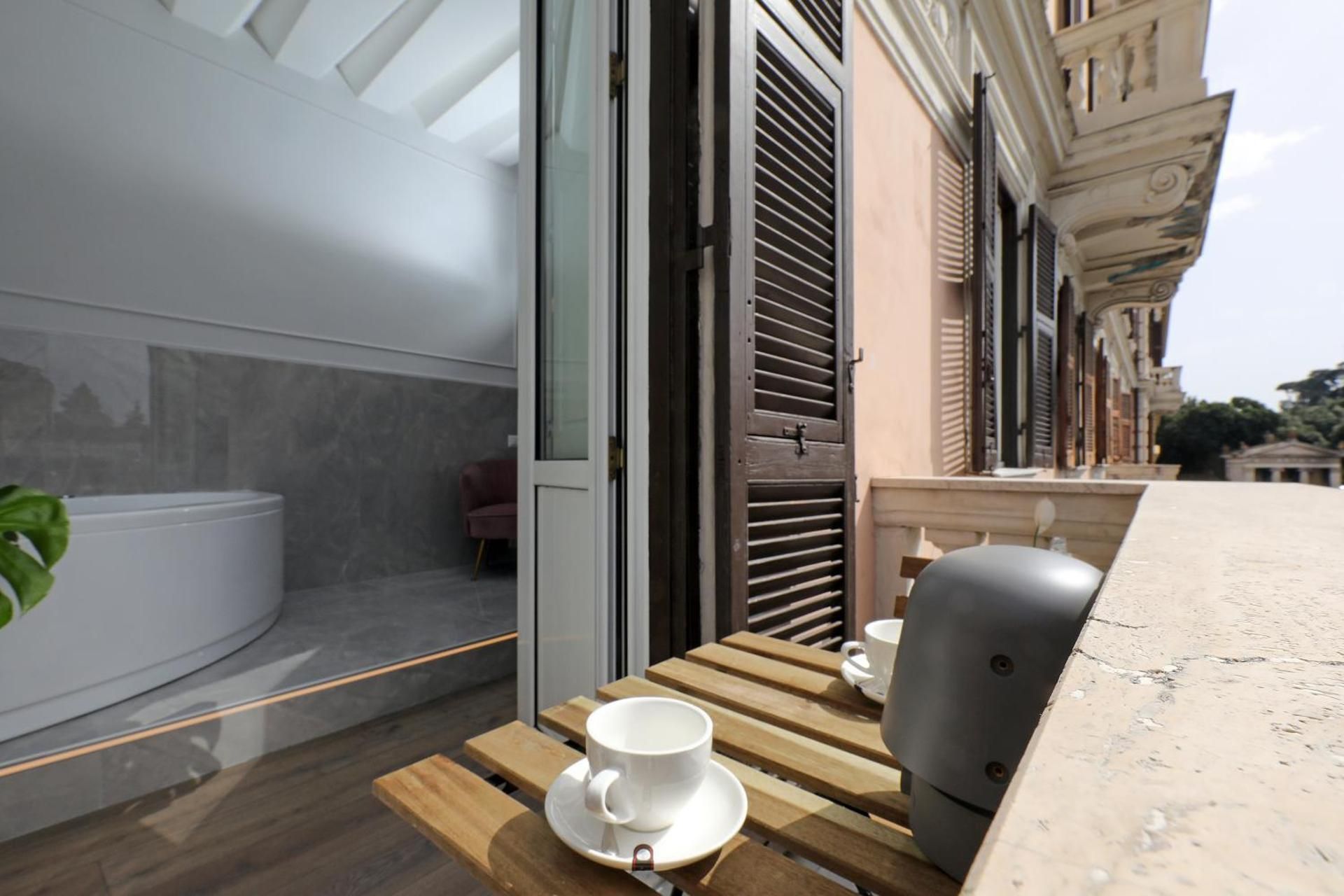 Rome Plaza Suites, Luxury Collection King Room with Spa Bath 2