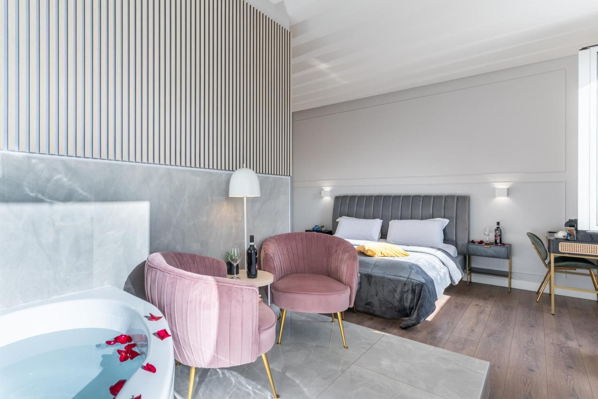 Rome Plaza Suites, Luxury Collection King Room with Spa Bath