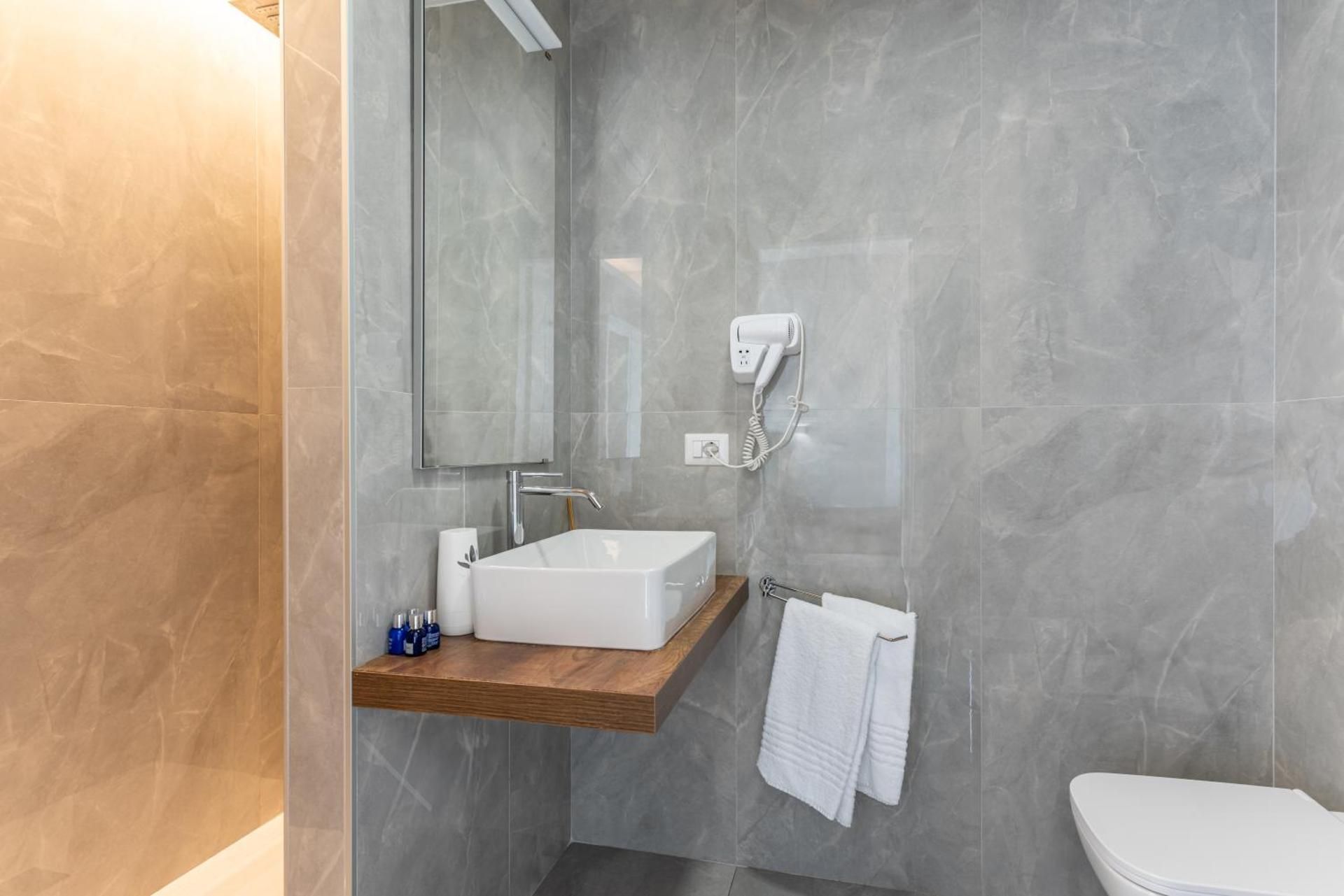 Rome Plaza Suites, Luxury Collection Deluxe Double Room (2 Adults + 1 Child) 3