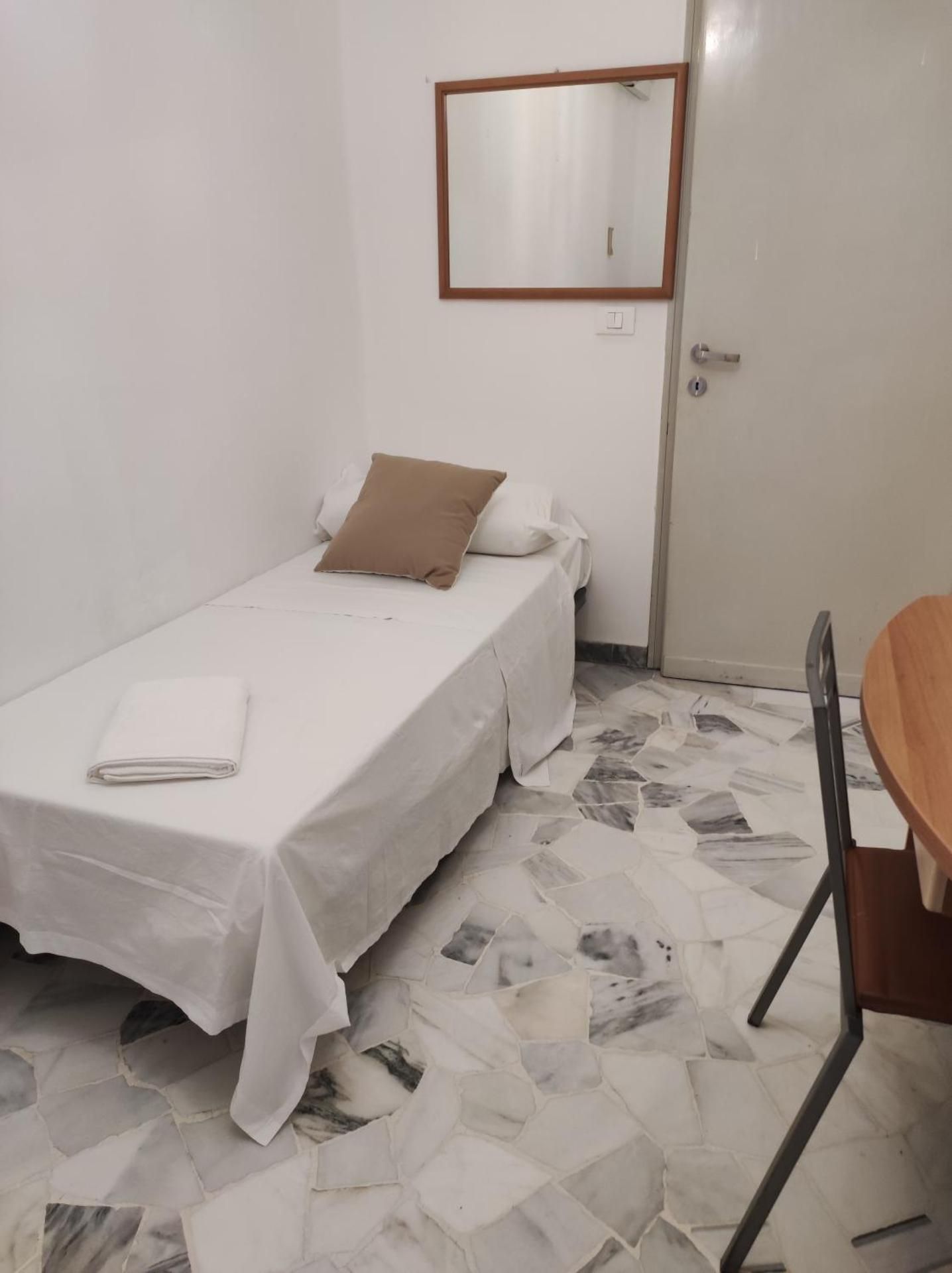 Single Room with Shared Bathroom