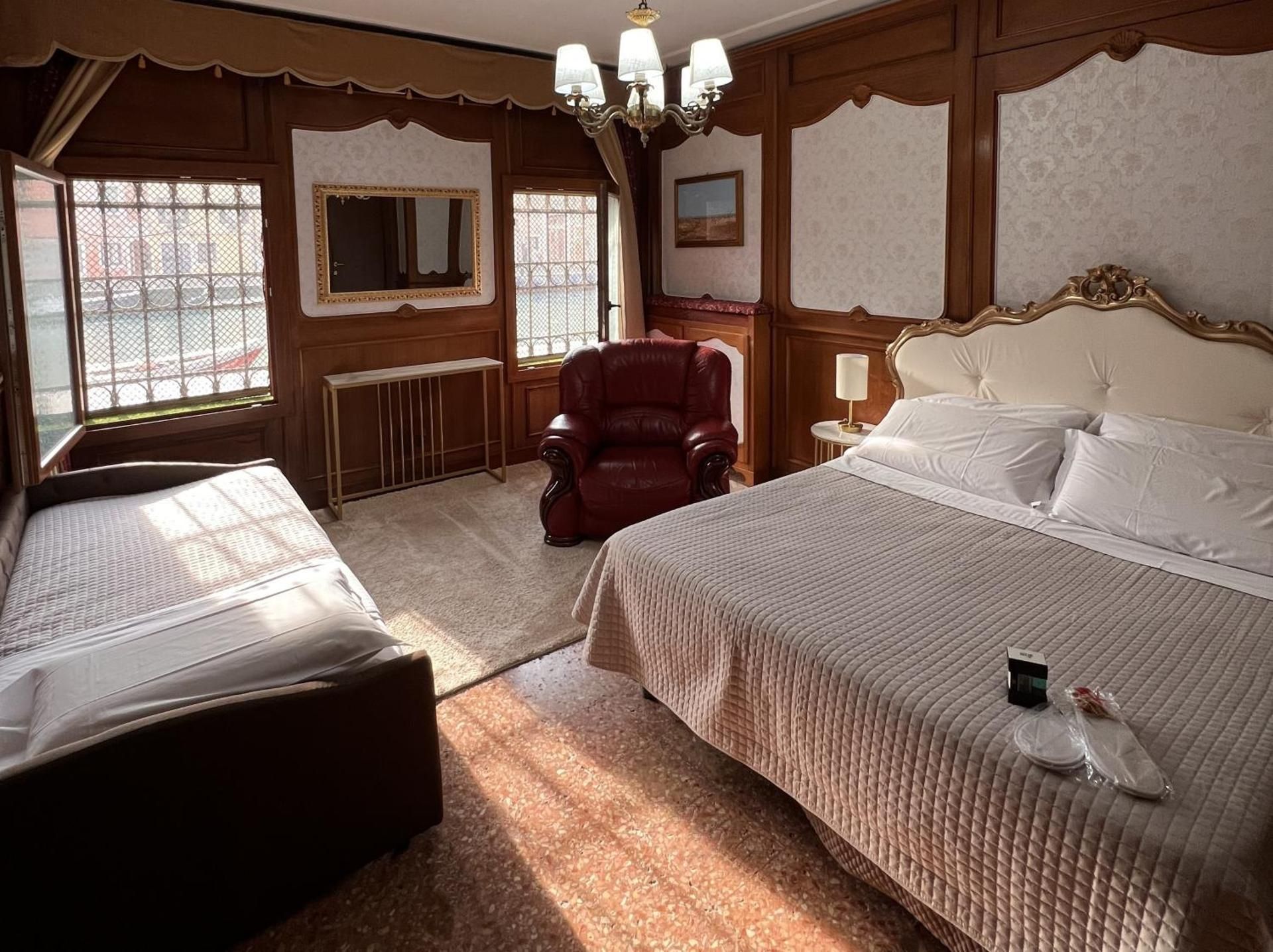 Double Room - Pedestrian Street Side 