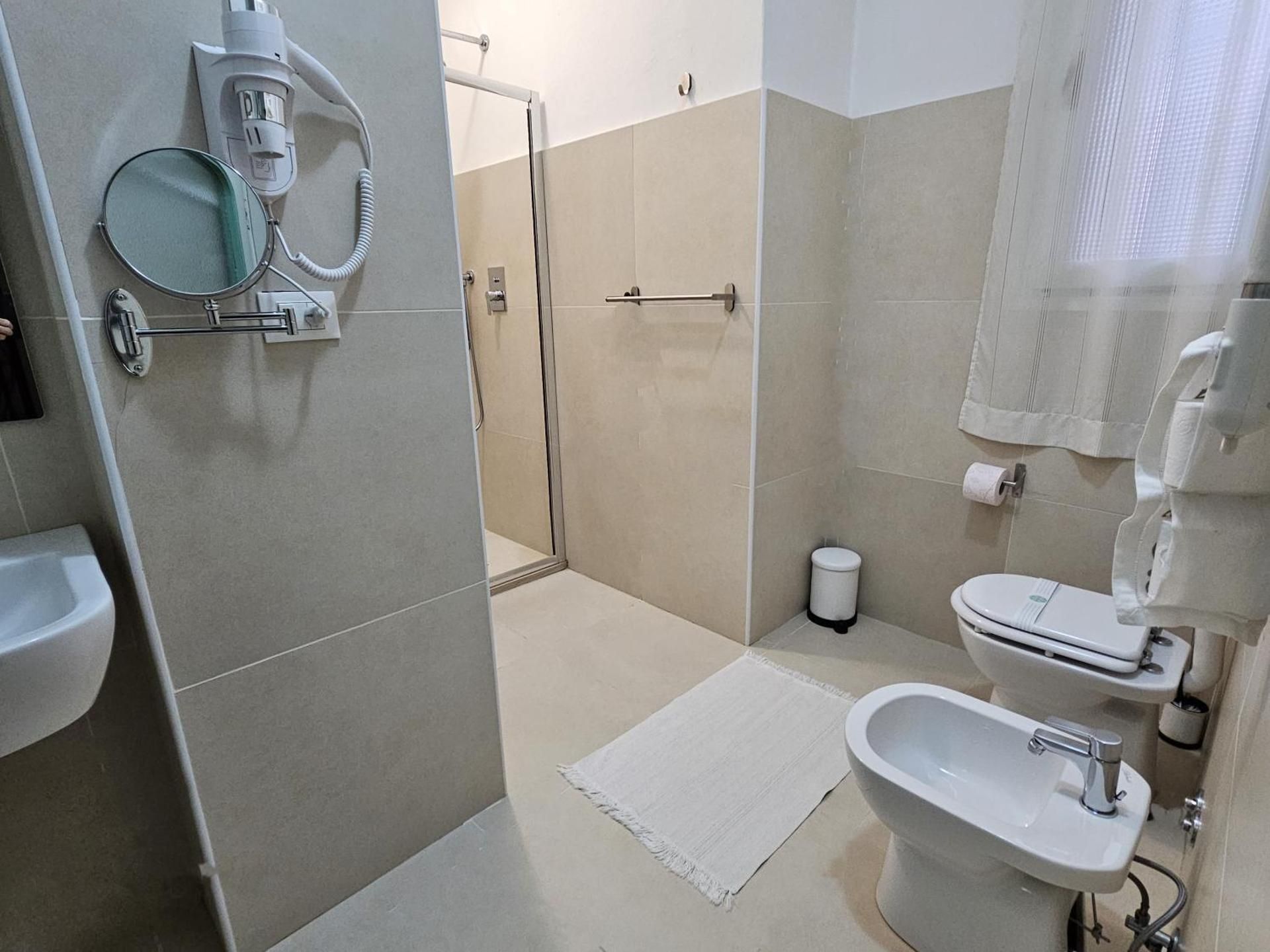 Double Room - Pedestrian Street Side 