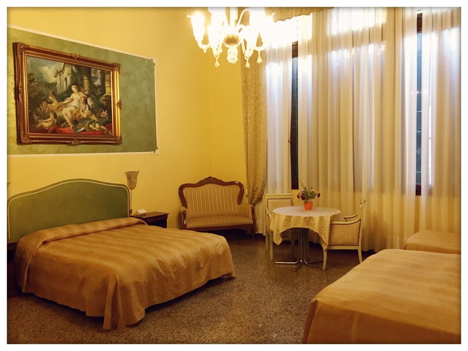 AlPalazzoLionMorosini Little Canal View Room For 5 People 2