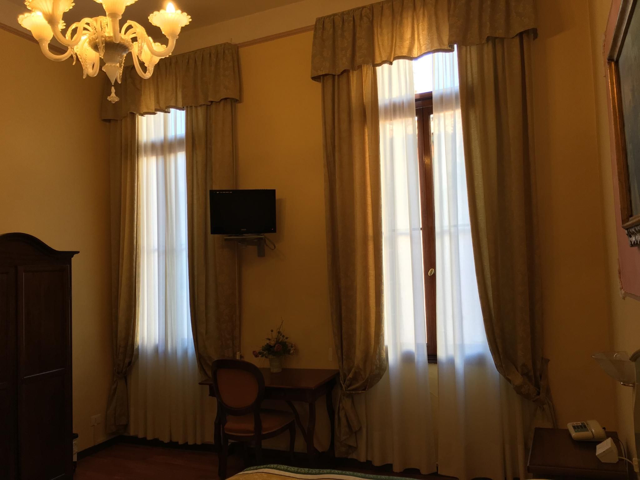 AlPalazzoLionMorosini Little Canal View Triple Room