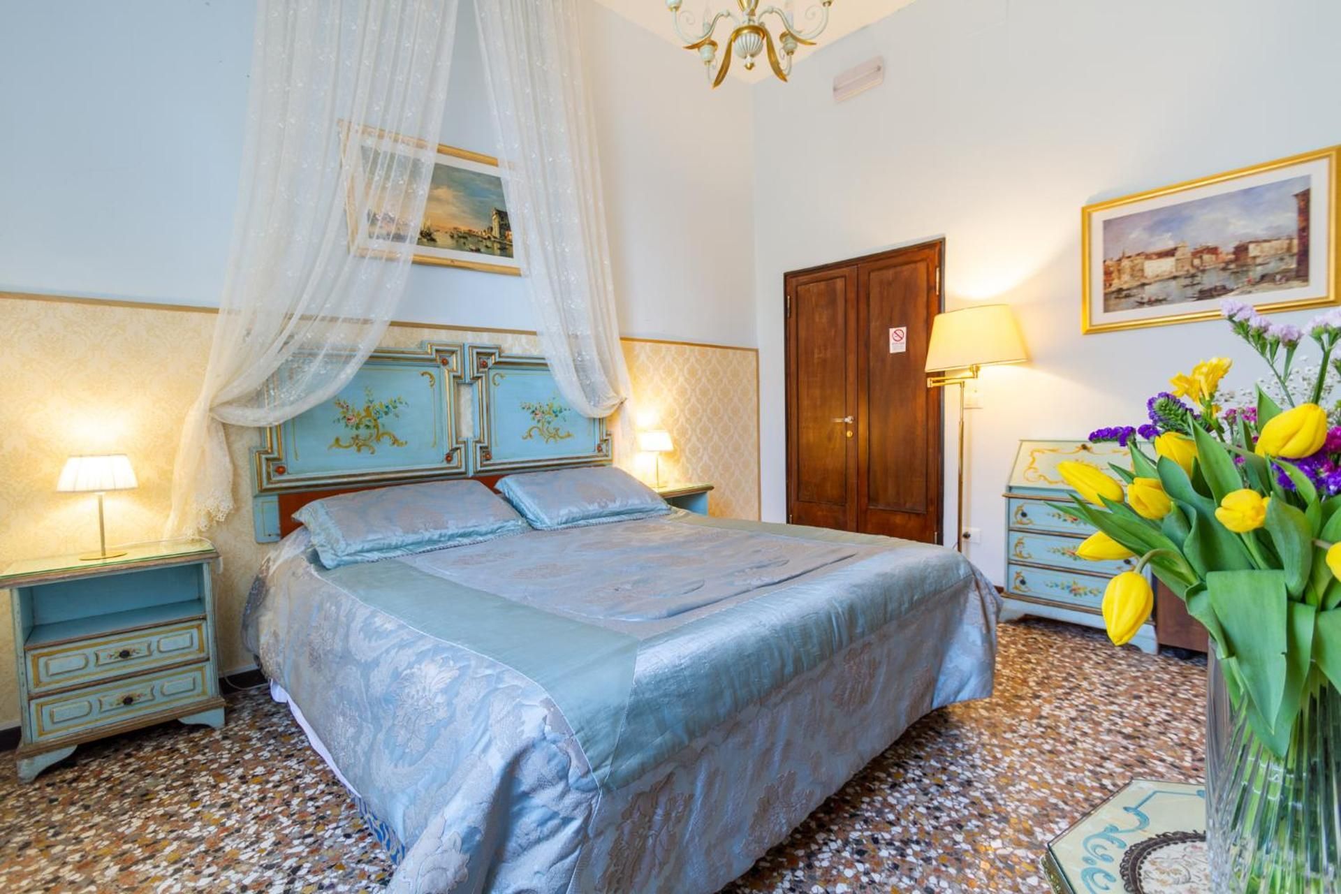 Art Dreams B&B Double Room with Shared Bathroom 2