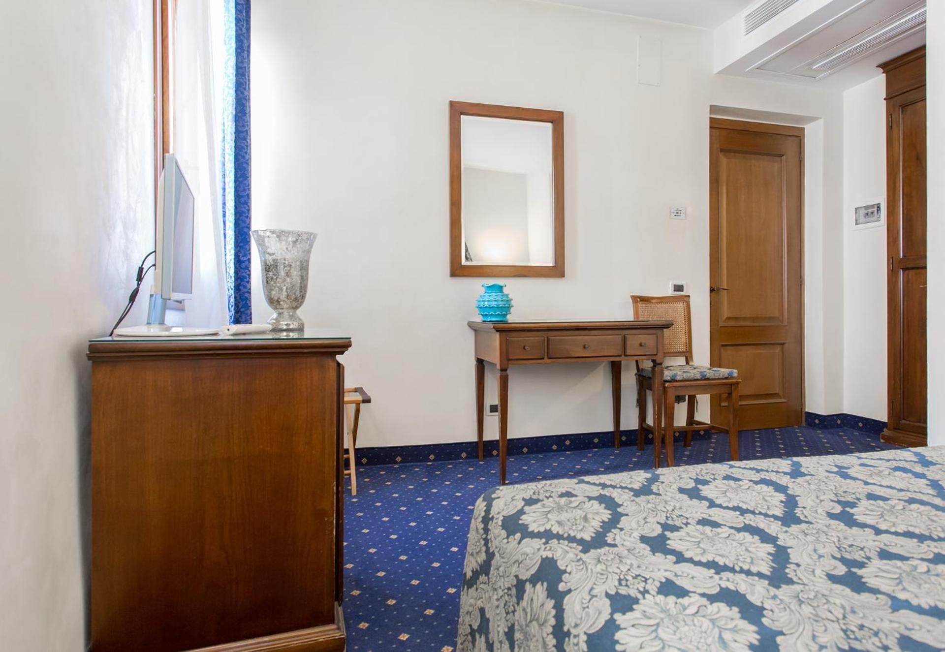 shared lounge/tv area