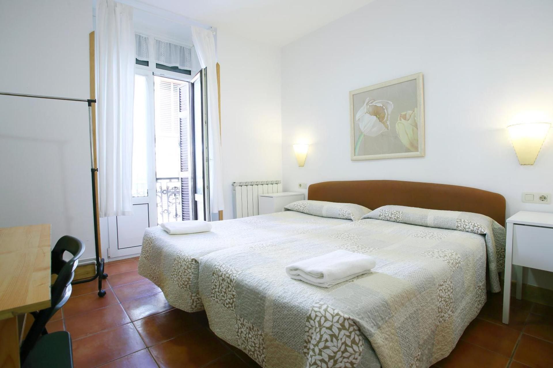 Twin Room with Extra Bed and Shared Bathroom