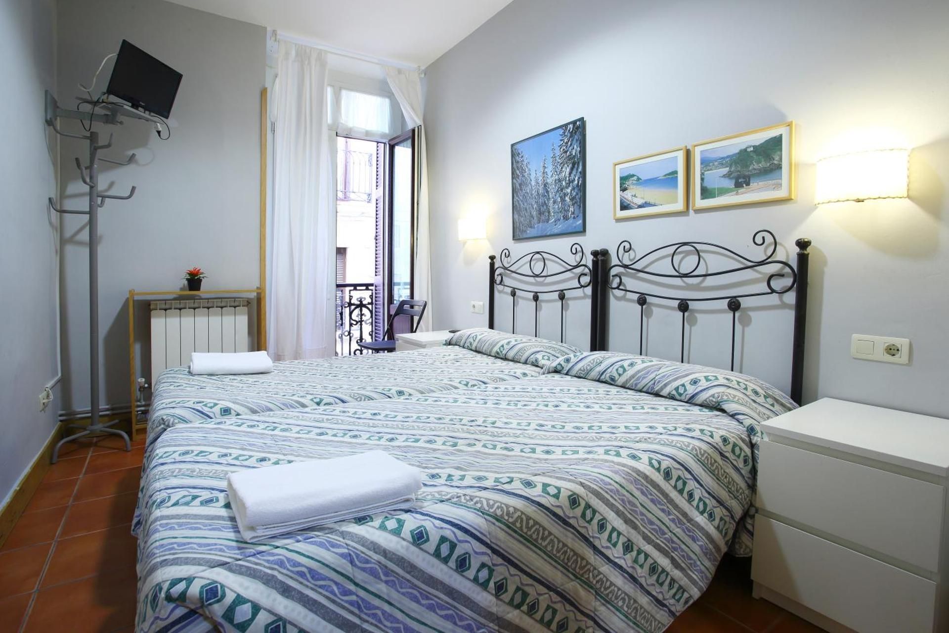 Twin Room with Extra Bed and Shared Bathroom