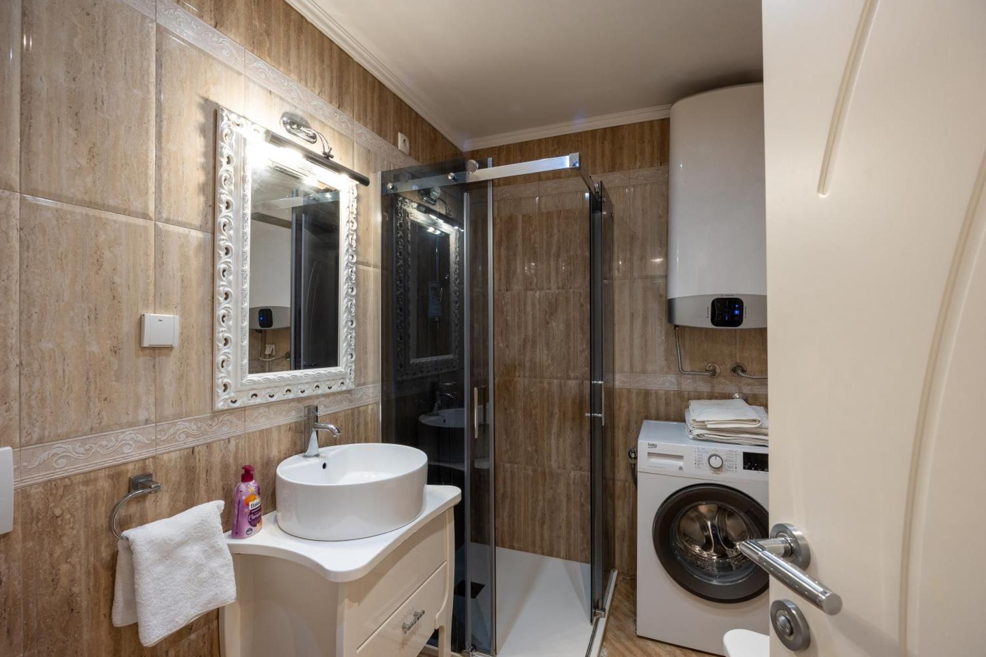 Deluxe Two-Bedroom Apartment with Garden View