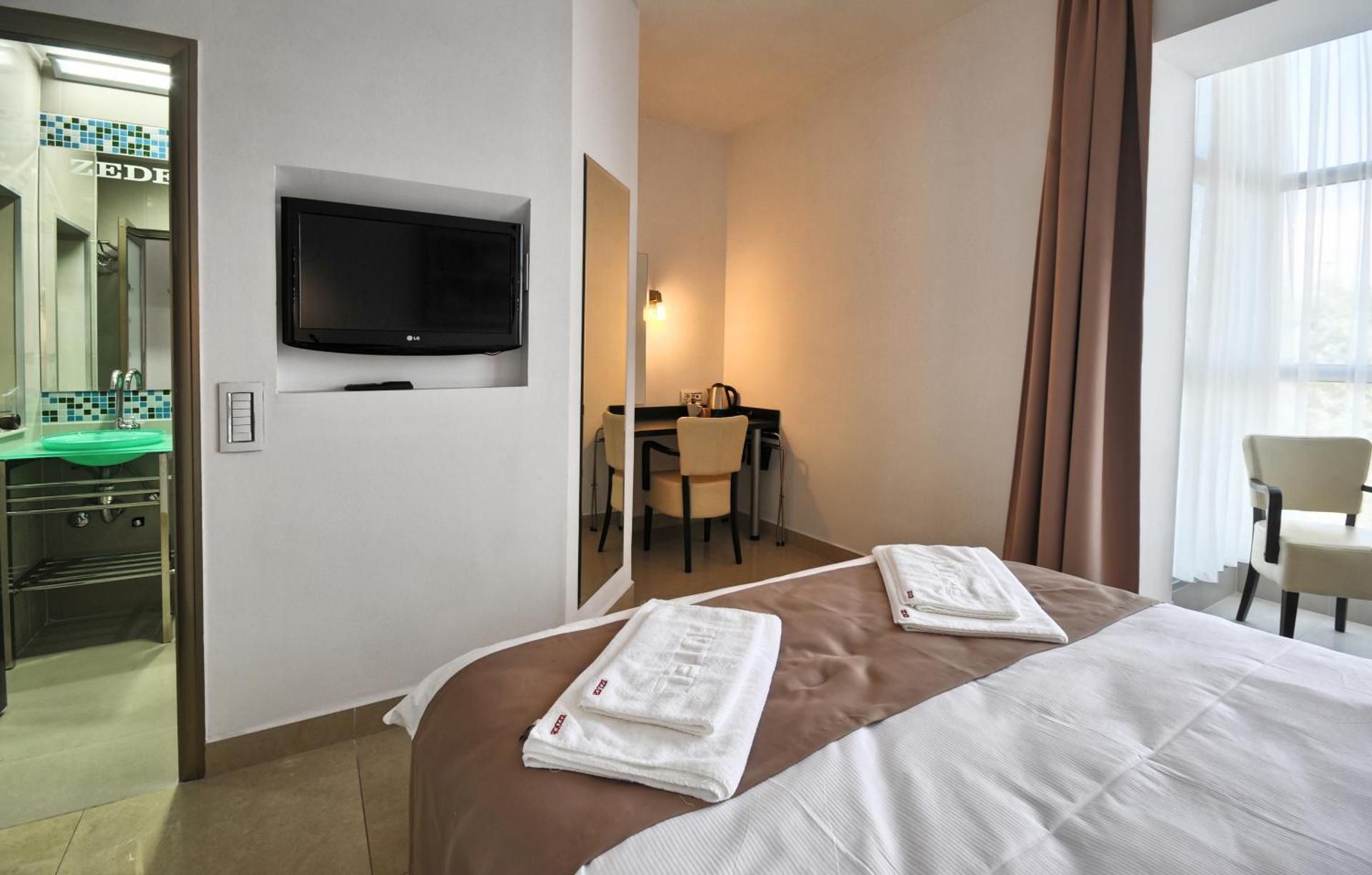 Family Room (2 Adults + 2 Children)