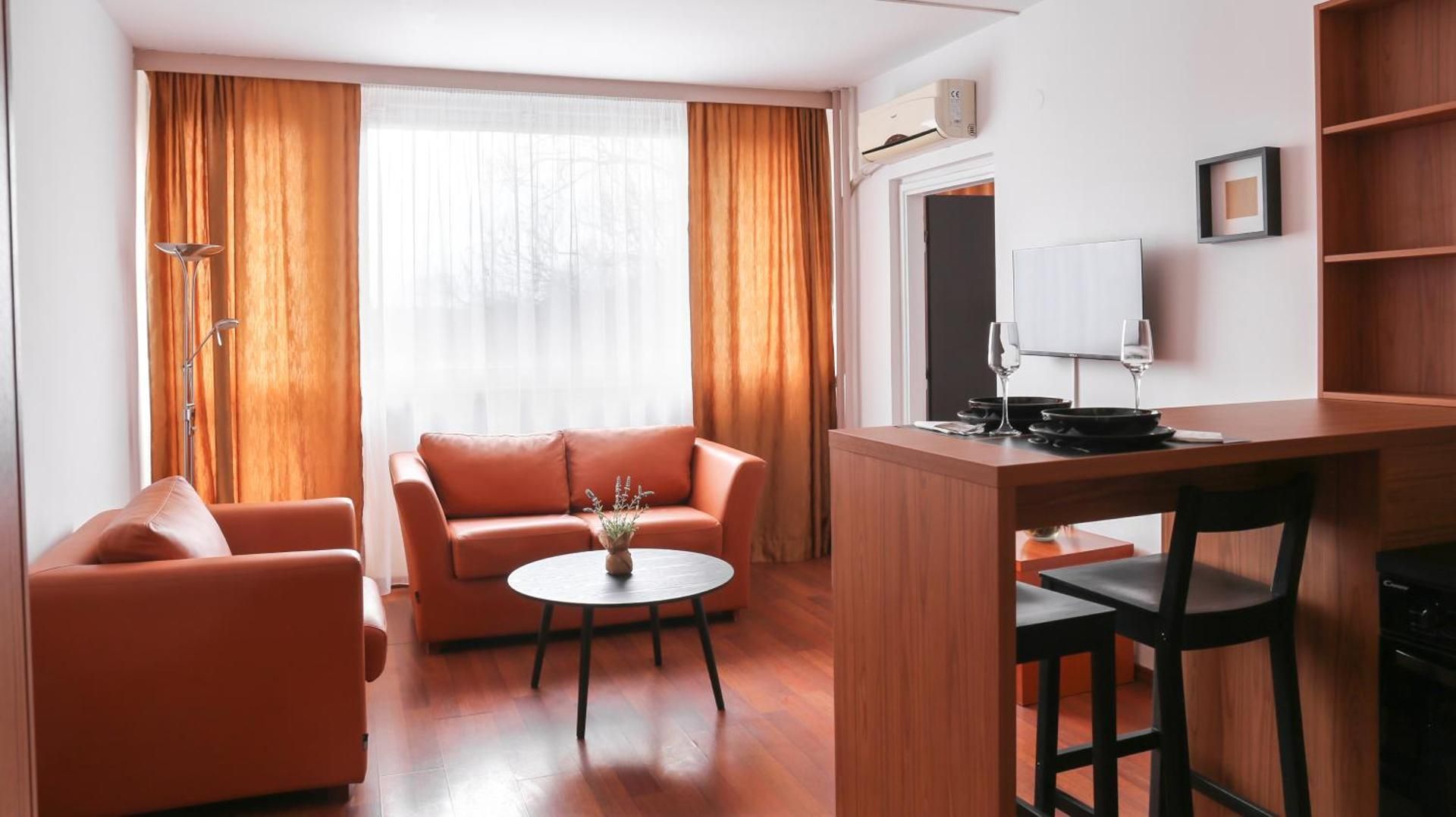 One-Bedroom Apartment with Free Parking