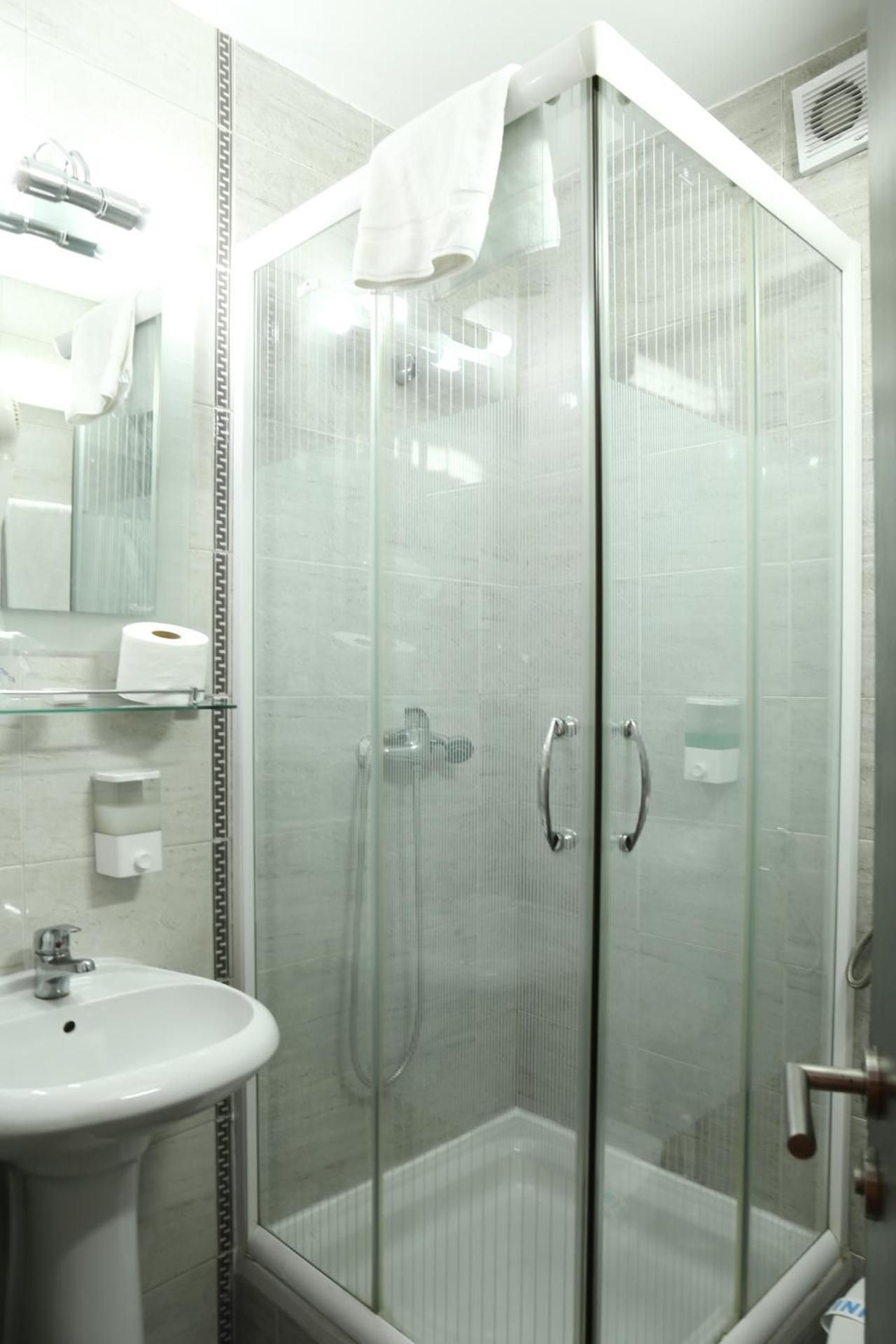 One-Bedroom Apartment with Free Parking