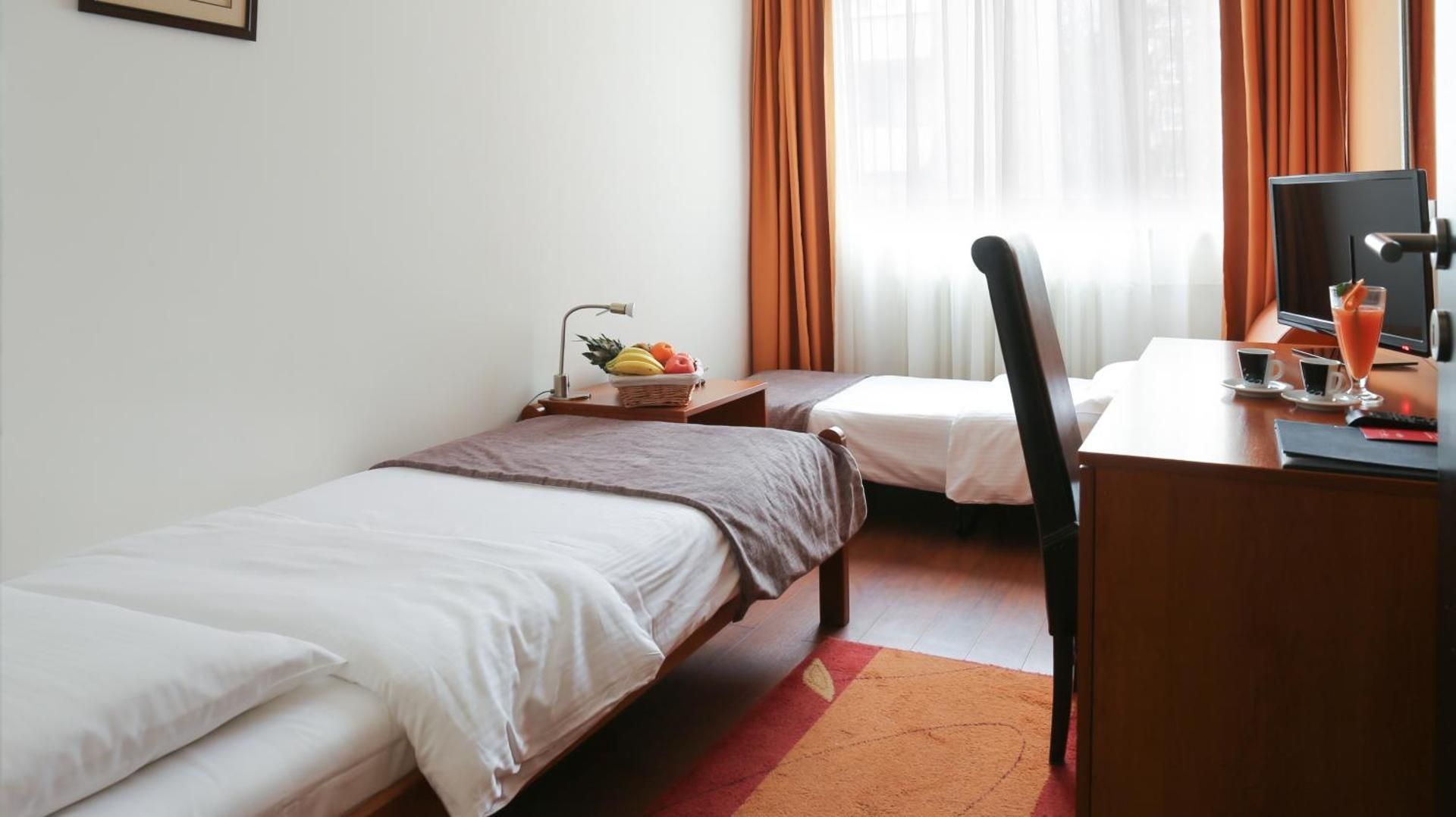 Economy Twin Room with Free Parking