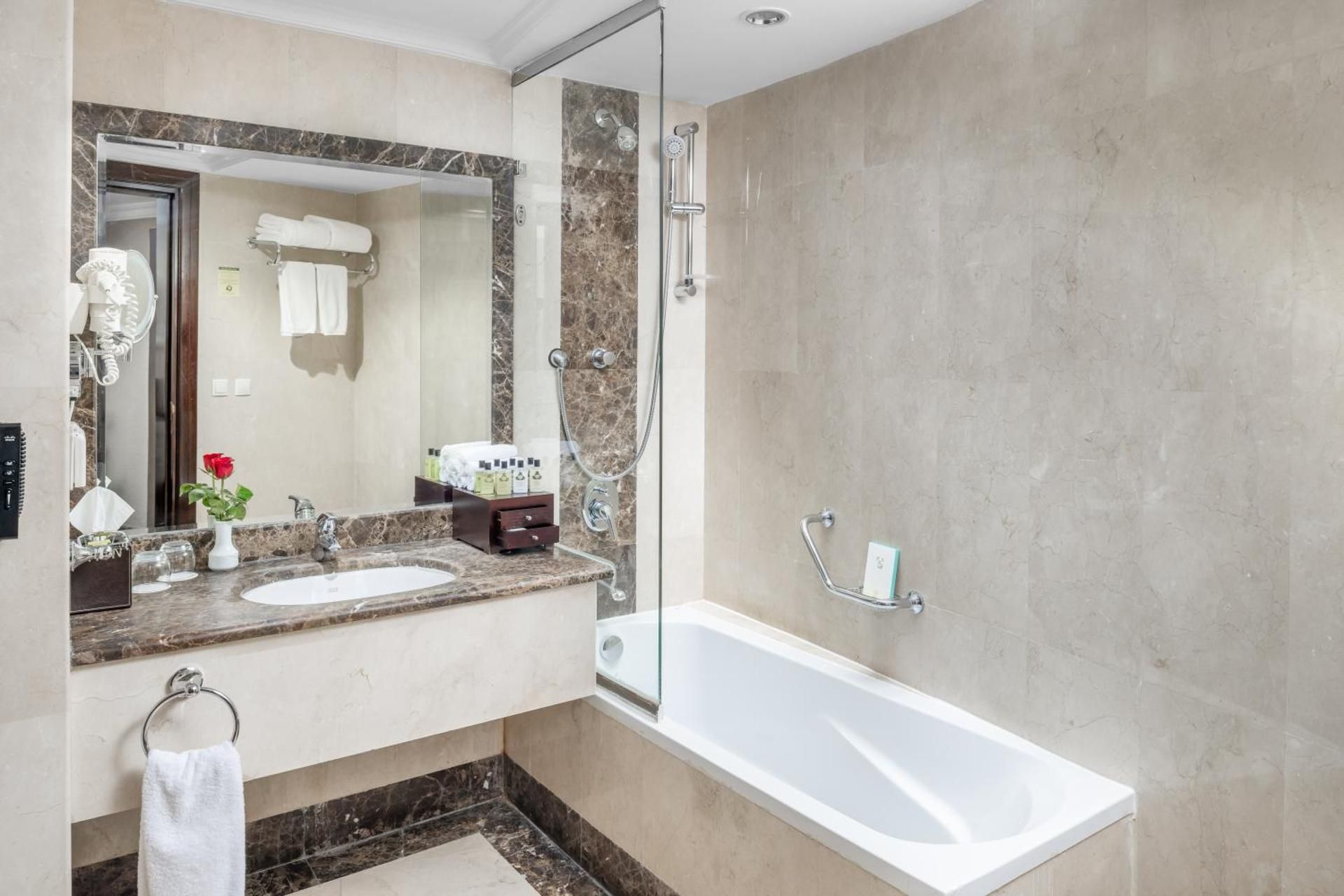 Millennium Taiba Hotel Superior King Room with City View 2