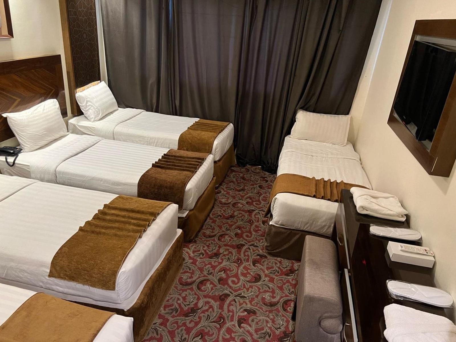 Quintuple Room
