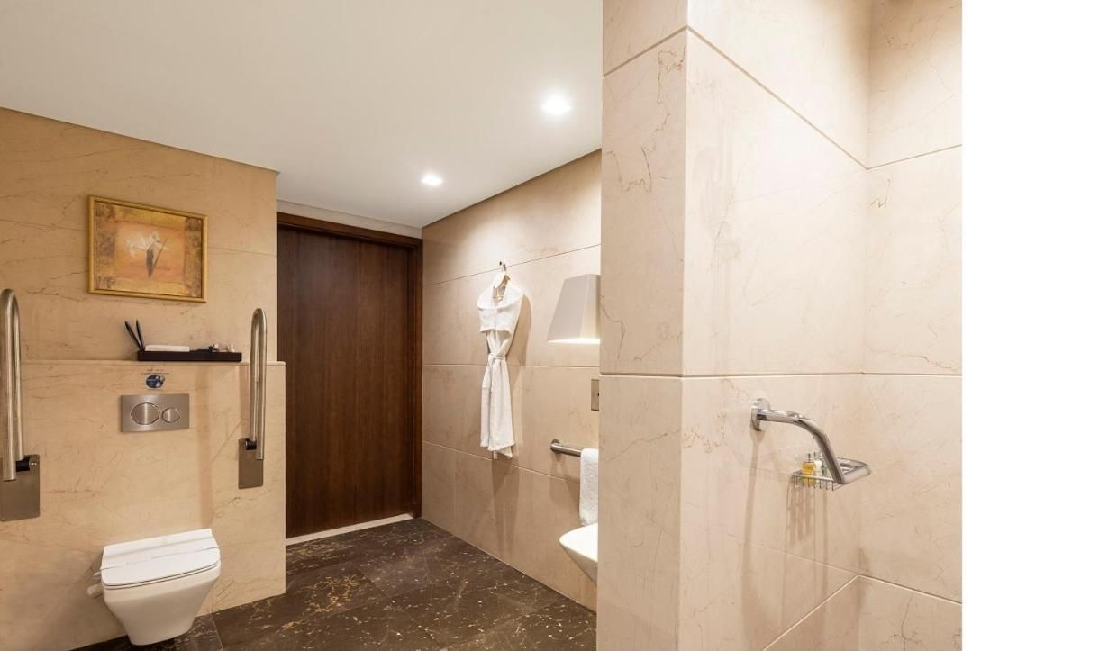 King Room with Roll-In Shower - Disability Access