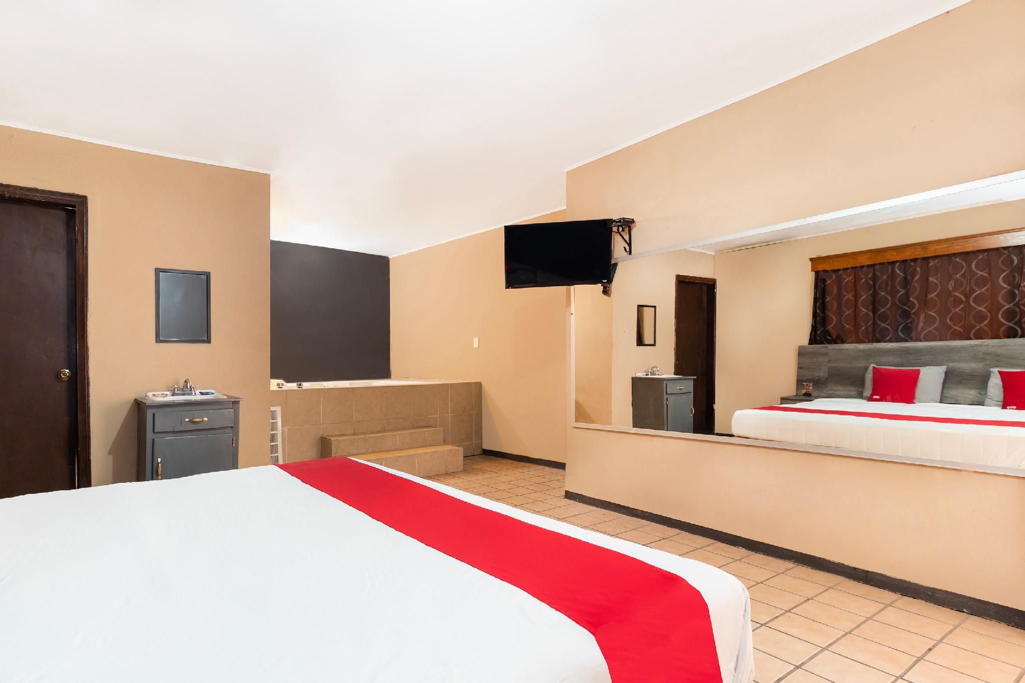 OYO Hotel Real Del Sur, Estadio Chihuahua Deluxe with Jacuzzi 2