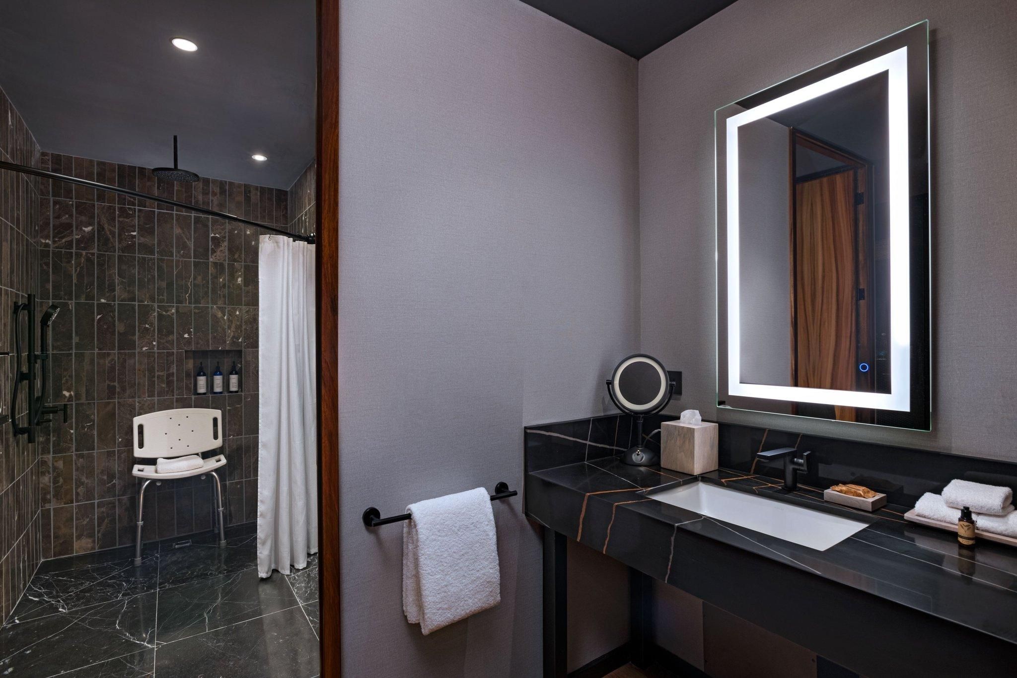 Accessible Guest room, 1 Queen to 1 King and 1 Queen, City view